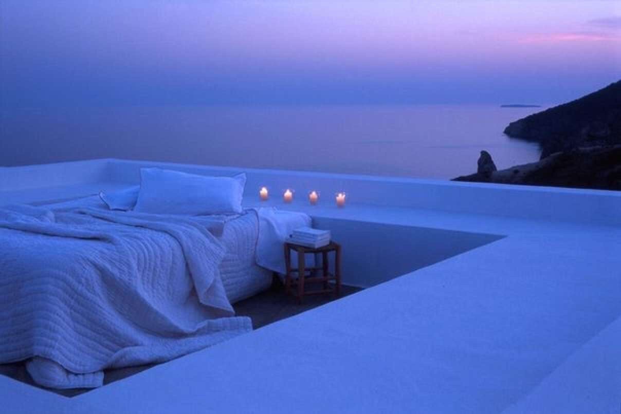 Спокойно в постели. Шикарная кровать. Кровать ночью. Огромная кровать. Романтические места.