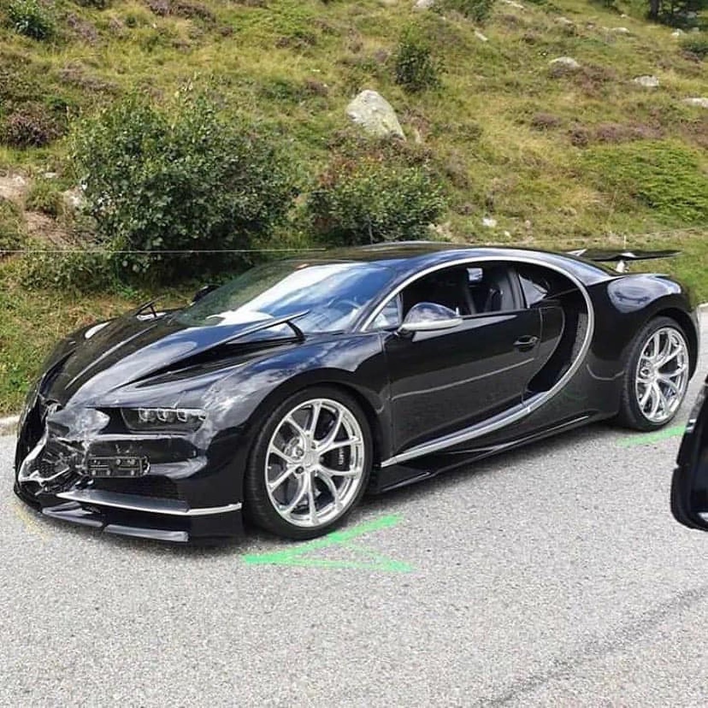 Машина за миллион в 2024 году. Bugatti Chiron за 1000000. Порше Бугатти. Поршбушати. Bugatti и Porsche 911.