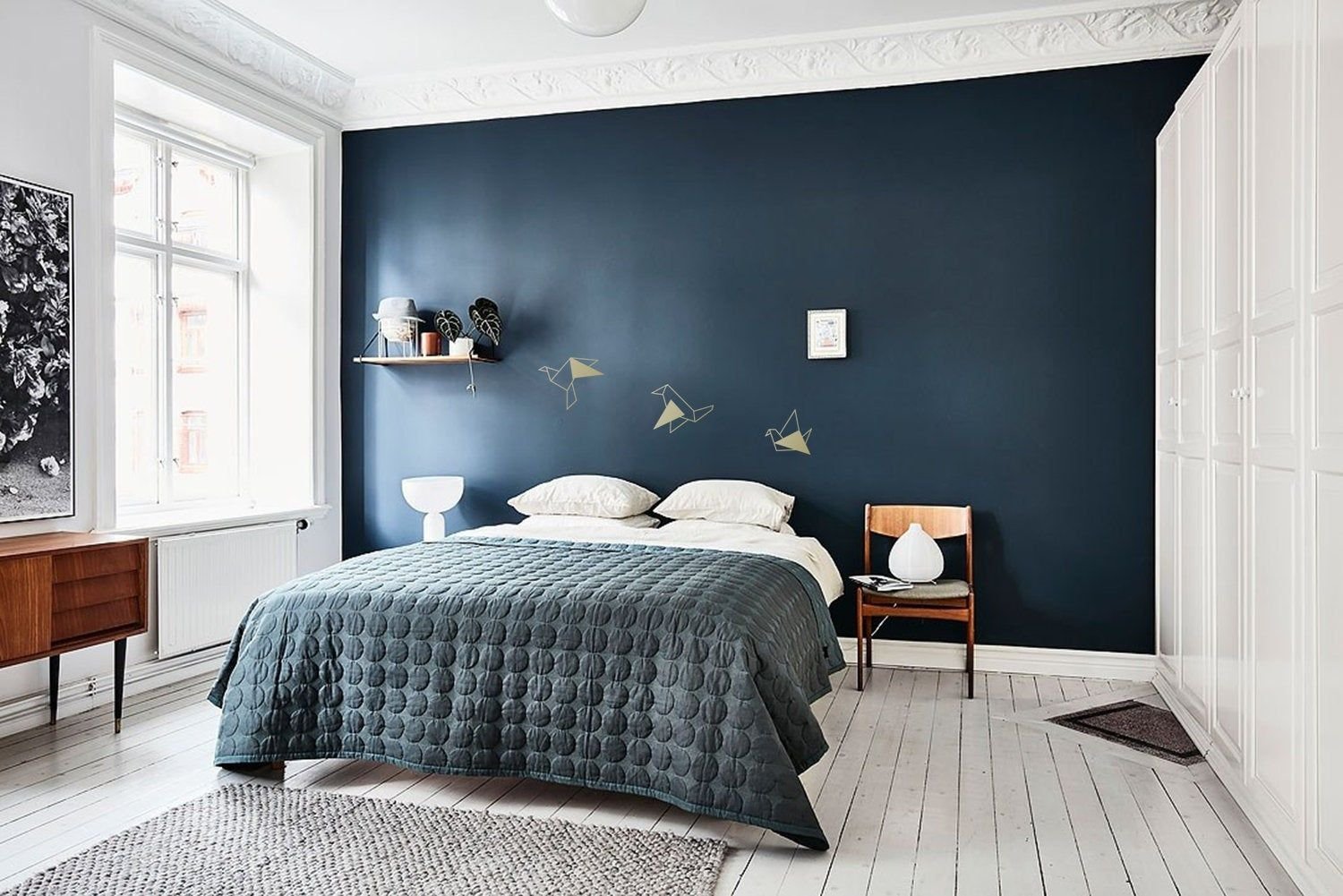 Какие обои в темную комнату. Акцентная стена в спальне в скандинавском стиле. Голубая Сканди спальня. Серые стены в интерьере. Синяя спальня в скандинавском стиле.