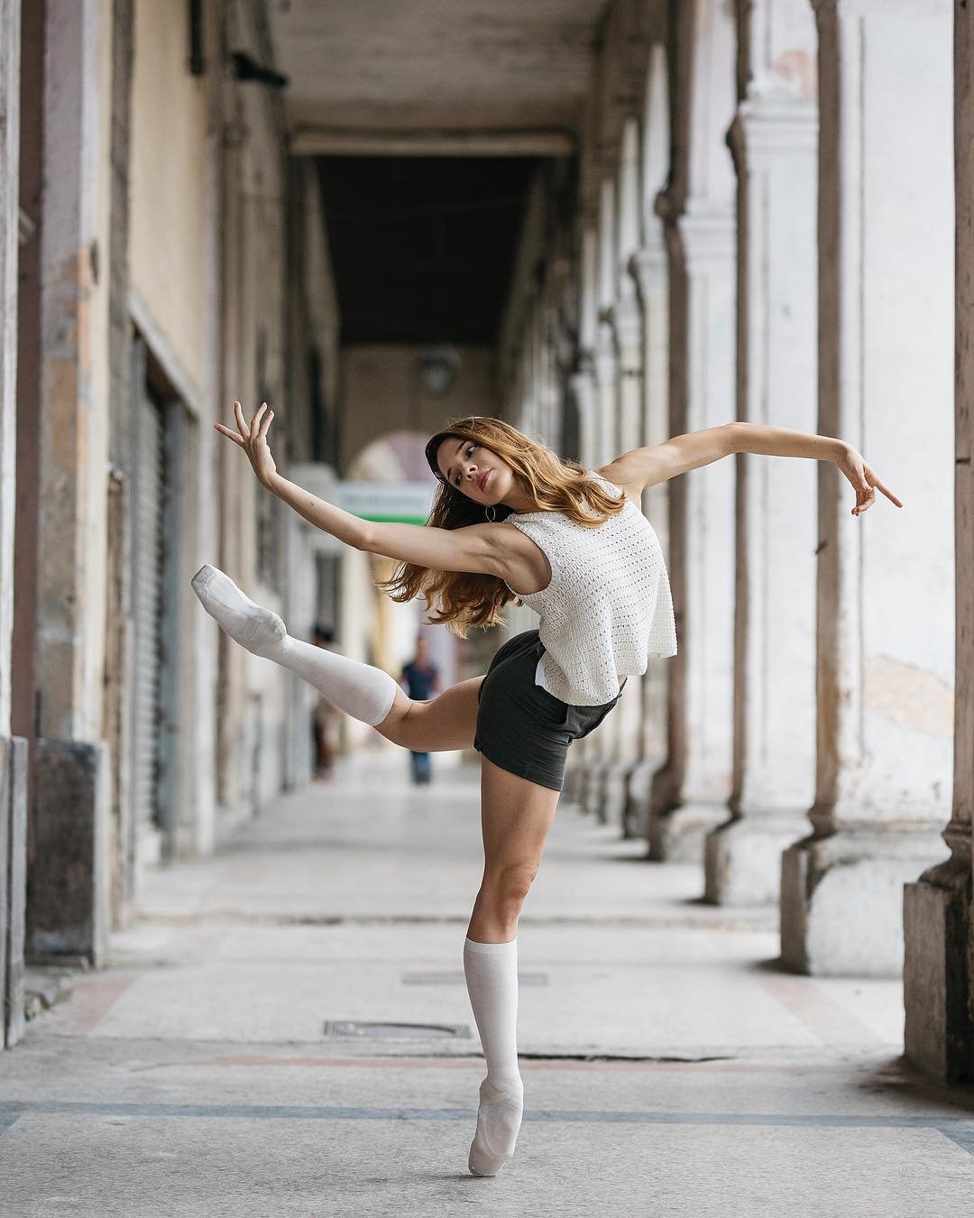 Молодая женщина танцует. Балерина в городе. Девушка балерина. Танцы на улице. Балерина на улице.