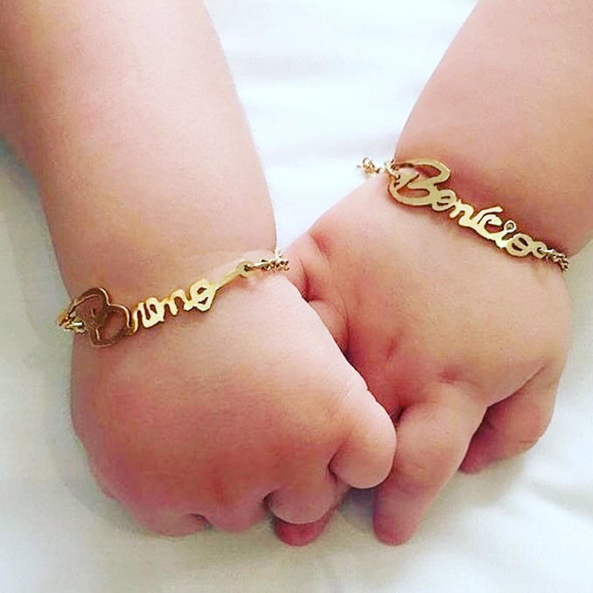 Браслет для мамы и Дочки. Детские золотые браслеты. Детский золотой браслет с именем. Браслет с ребенком золотой.