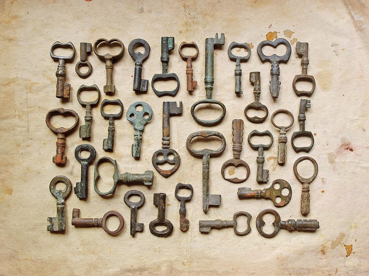 4 с замками с ключами. Старинный ключ. Старинные ключи от замков. Коллекция старых ключей. Антикварный ключ.