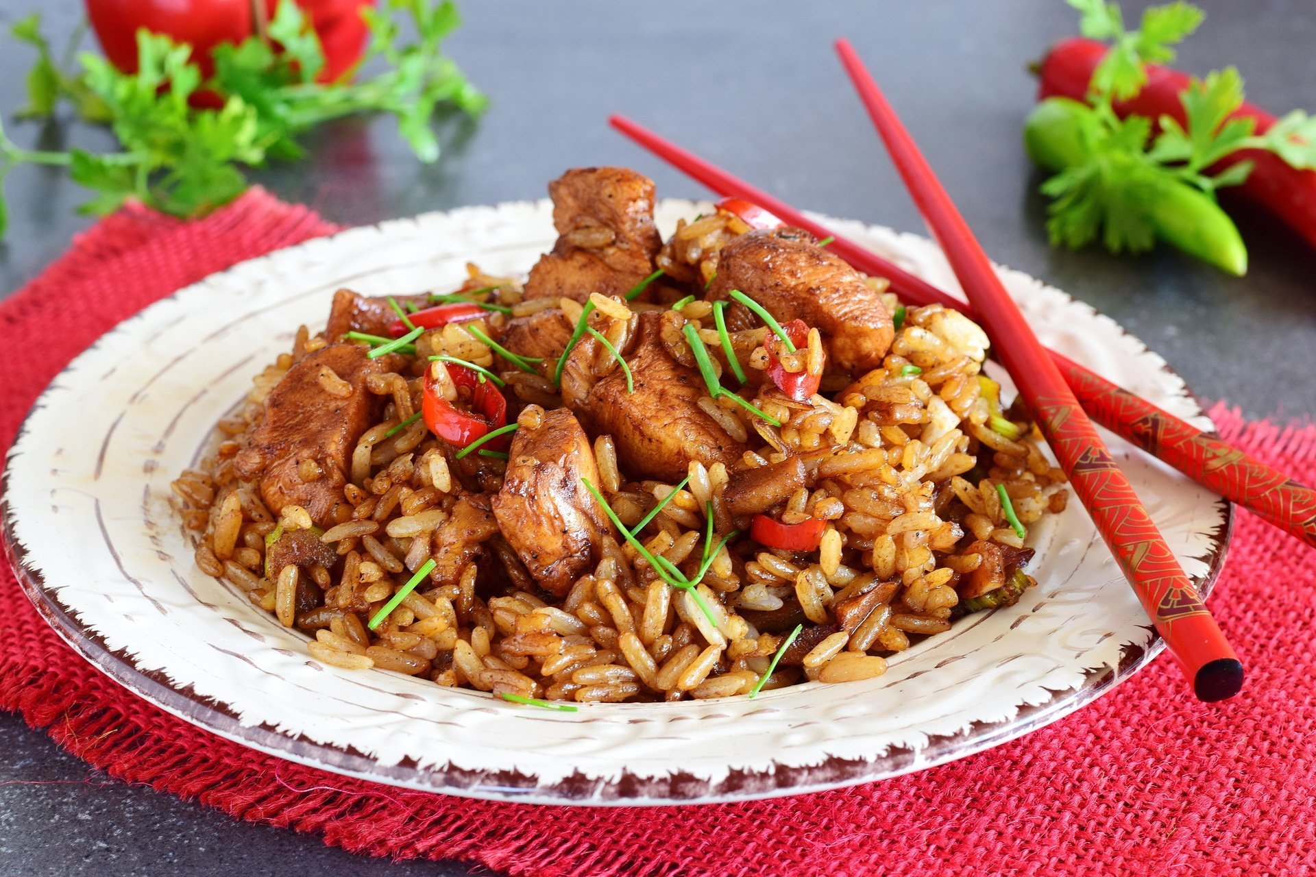 Рис с курицей на сковороде с соевым. Рис с овощами по Азиатски. Рис с курицей. Жареный рис с курицей. Рис по тайски.
