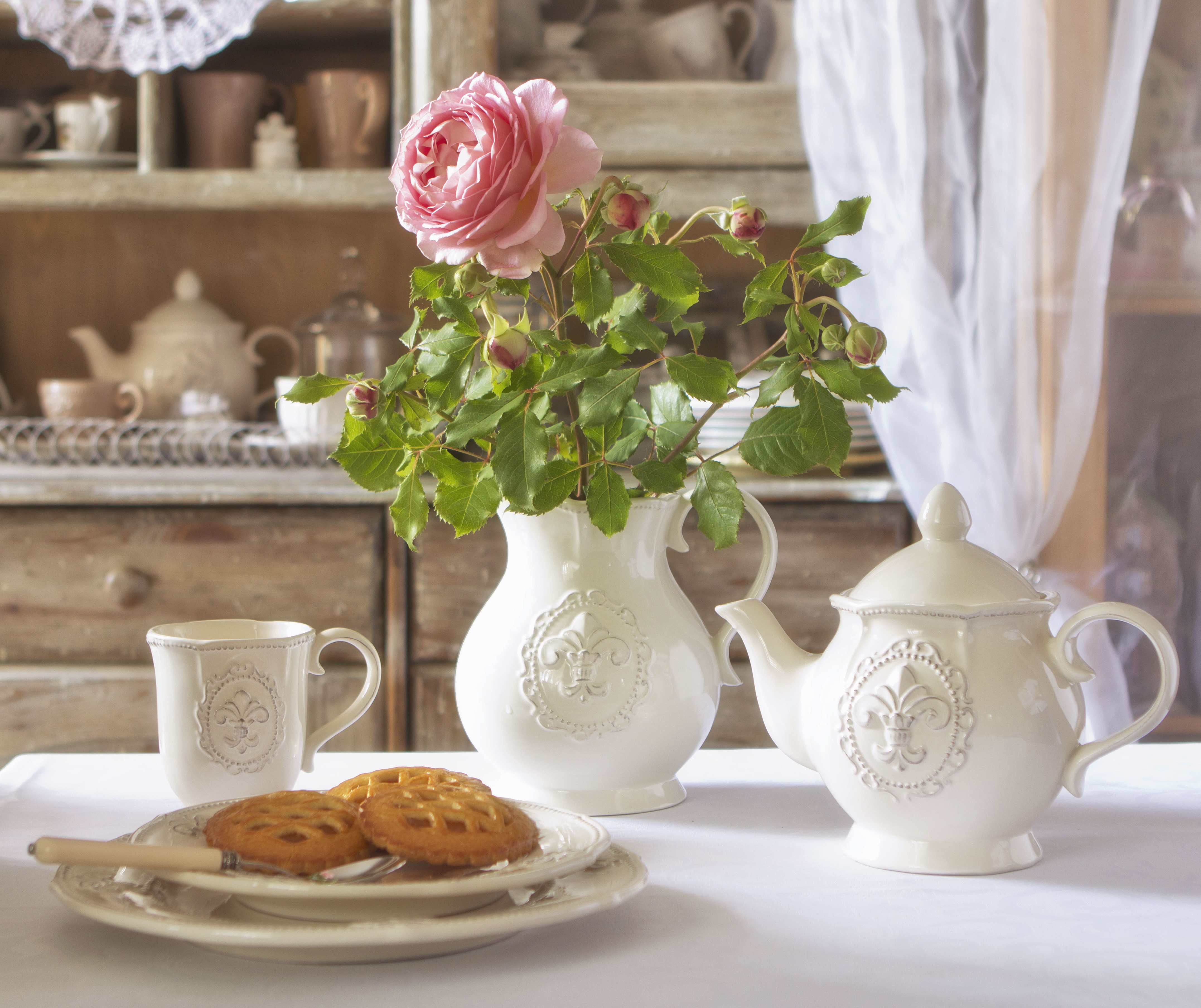 Весенняя чашка чая. Завтрак с цветами. Уютные весенние цветы. Уютный натюрморт. Чаепитие.