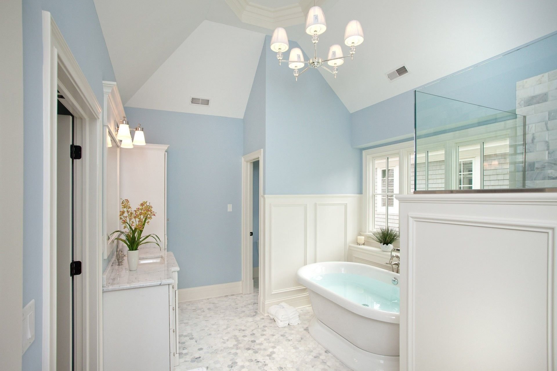 Потолок плитка в ванной комнате. Ванна в светло голубых тонах. Бело голубая ванная комната. Ванная комната в светло голубых тонах. Потолок в ванной.