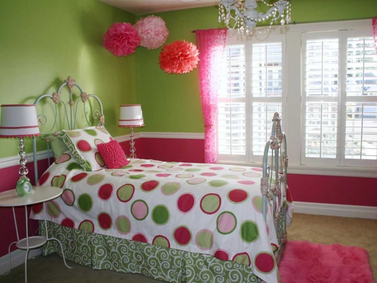 Розово зеленый интерьер. Комната в розово зеленых тонах. Спальня в зелено розовых тонах. Салатовая комната для девочки. Розовый и зеленый в интерьере.