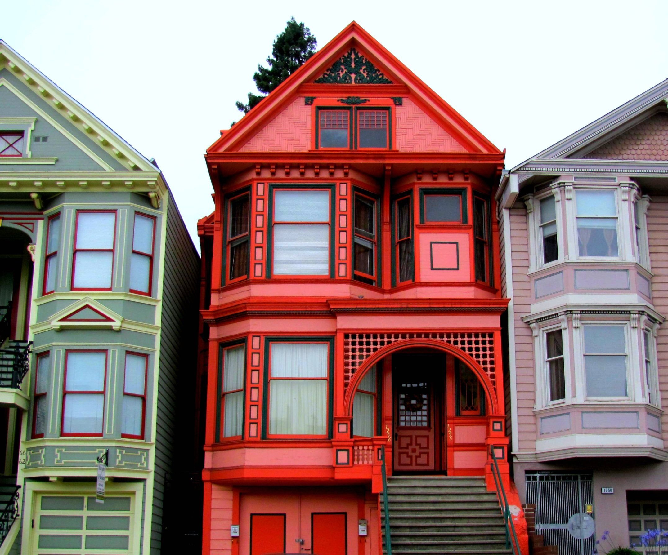 Дом в красочном. Викторианский дом Сан Франциско. Викторианские домики Сан Франциско. Сан Франциско дома Викторианский стиль. Сан Франциско архитектура.