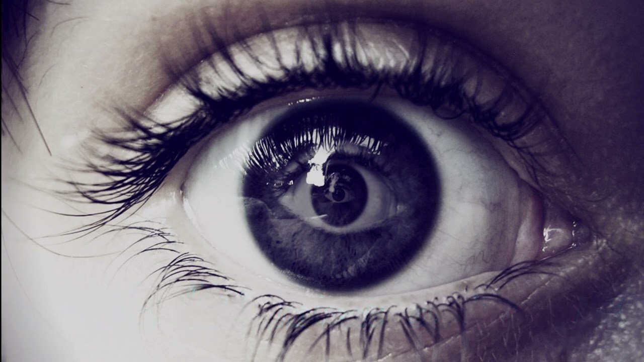 Доверие глаз. Человеческий глаз. Отражение в глазах. Отражение человека в глазах. Глаз картинка.