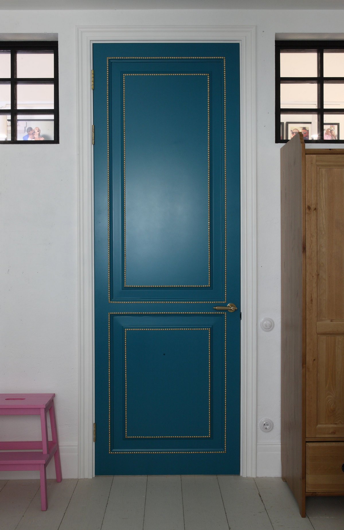 Покрасить дверь межкомнатную. Двери в интерьере. Крашеные межкомнатные двери. Цветные двери в интерьере.