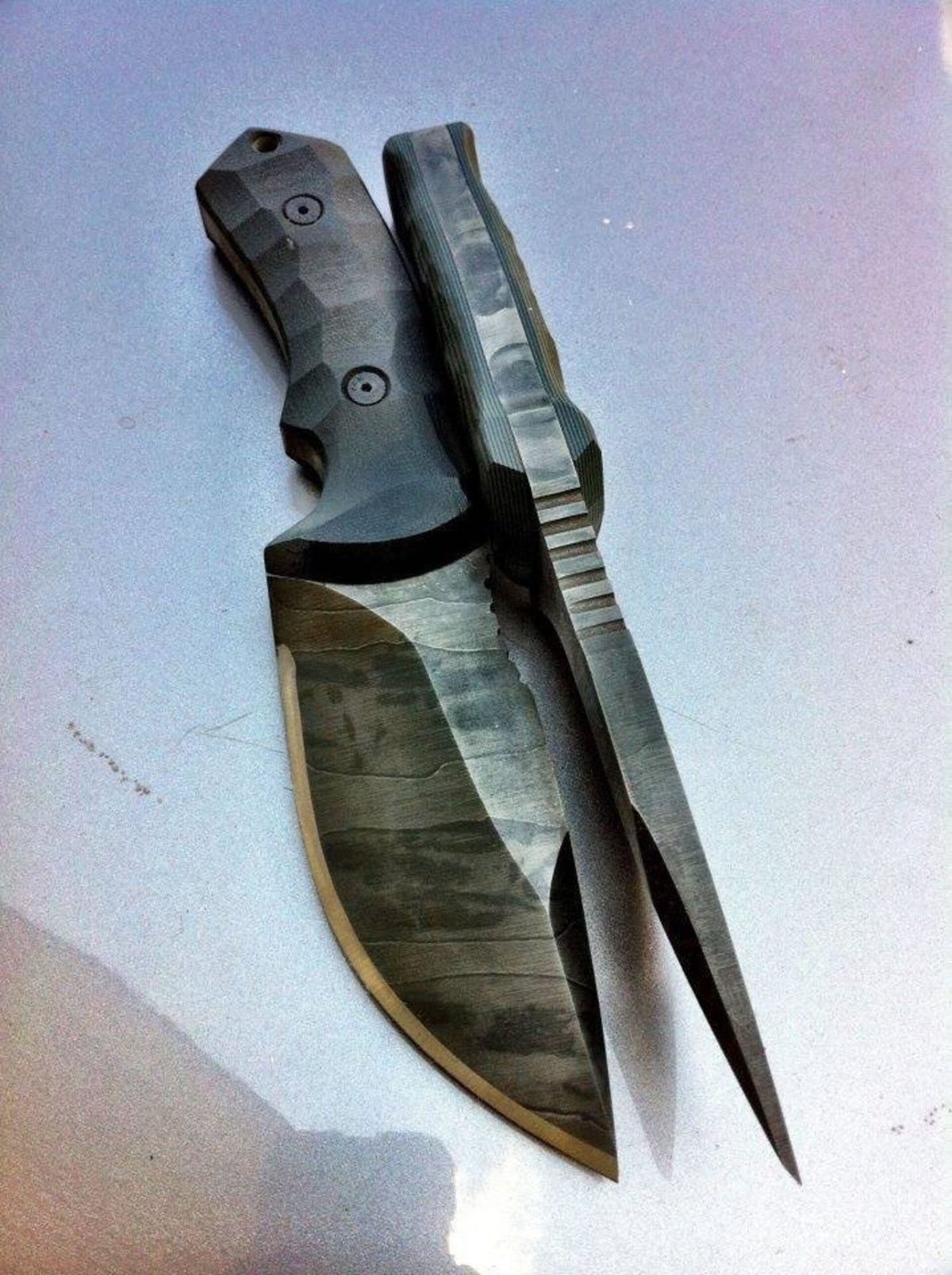 Острие острый. Нож Daggers Messer. Ножи Khatan Knives. Нож Даггер Книвес. Боевой нож Хеллер.