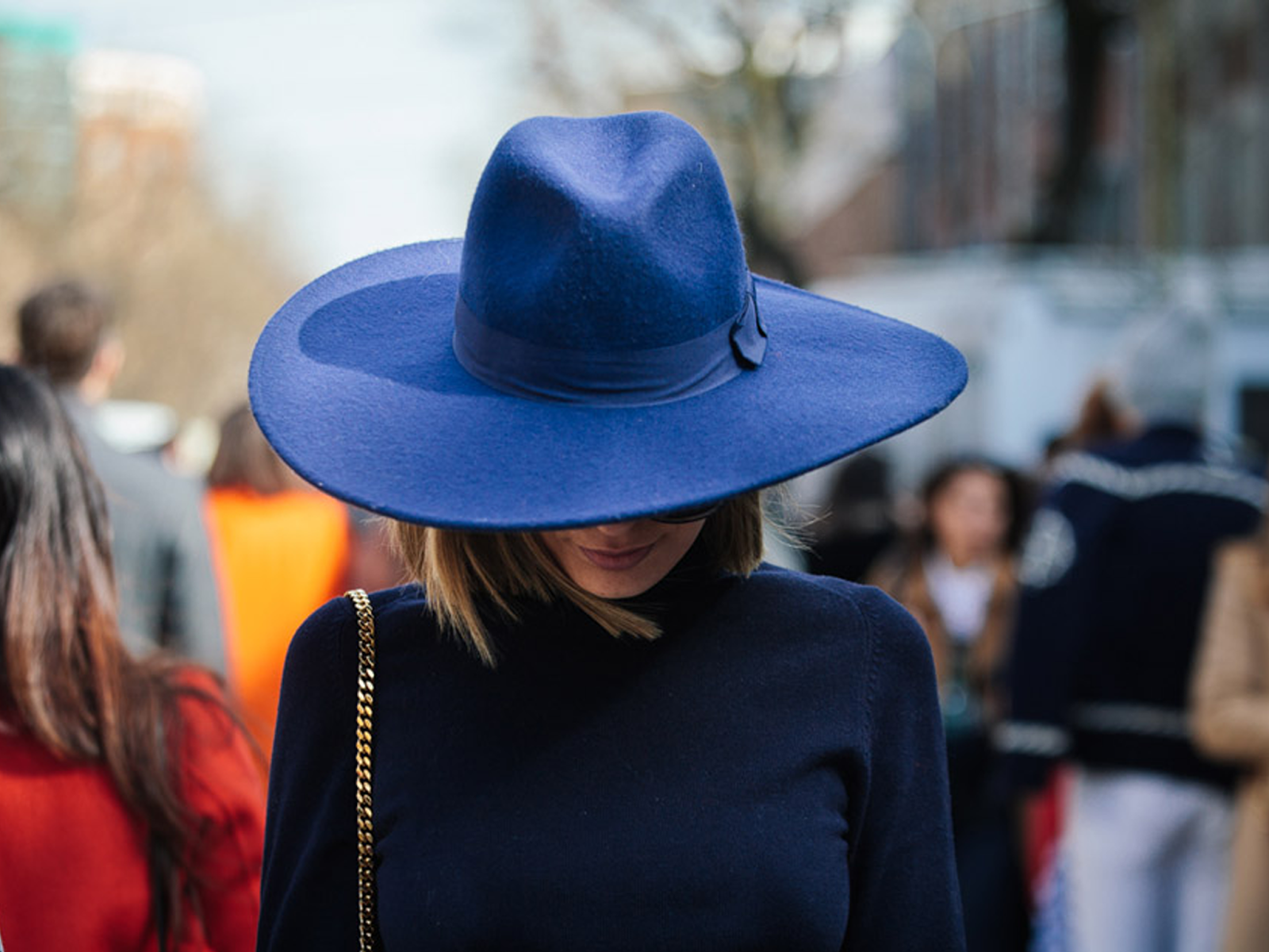 Джейн Эбберлайн шляпы. Шляпа Федора широкополая. Девушка в синей шляпе. Образ со шляпой женский.