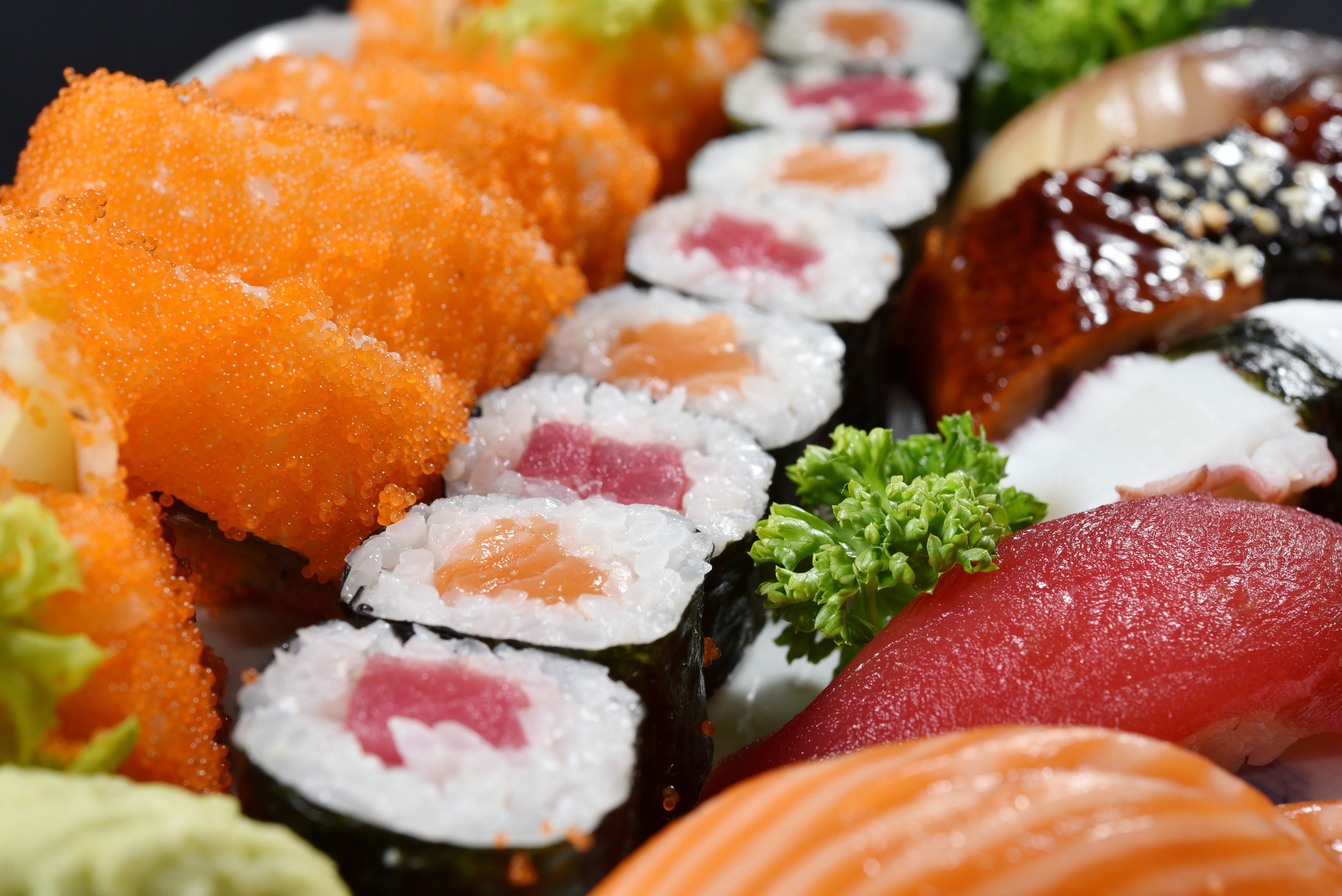 Что можно к суше. Суши и роллы. Красивые роллы. Японские блюда. Аппетитные роллы.