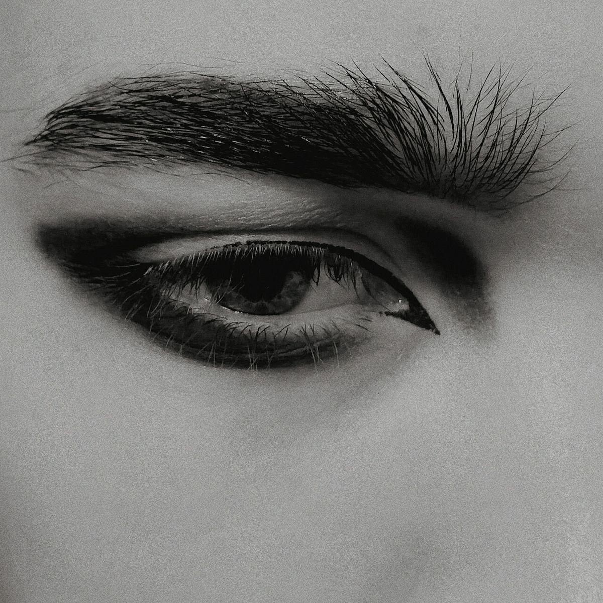 Черне глаза. Мужские глаза Эстетика. Черные глаза мужские. Эстетика серых глаз мужских.