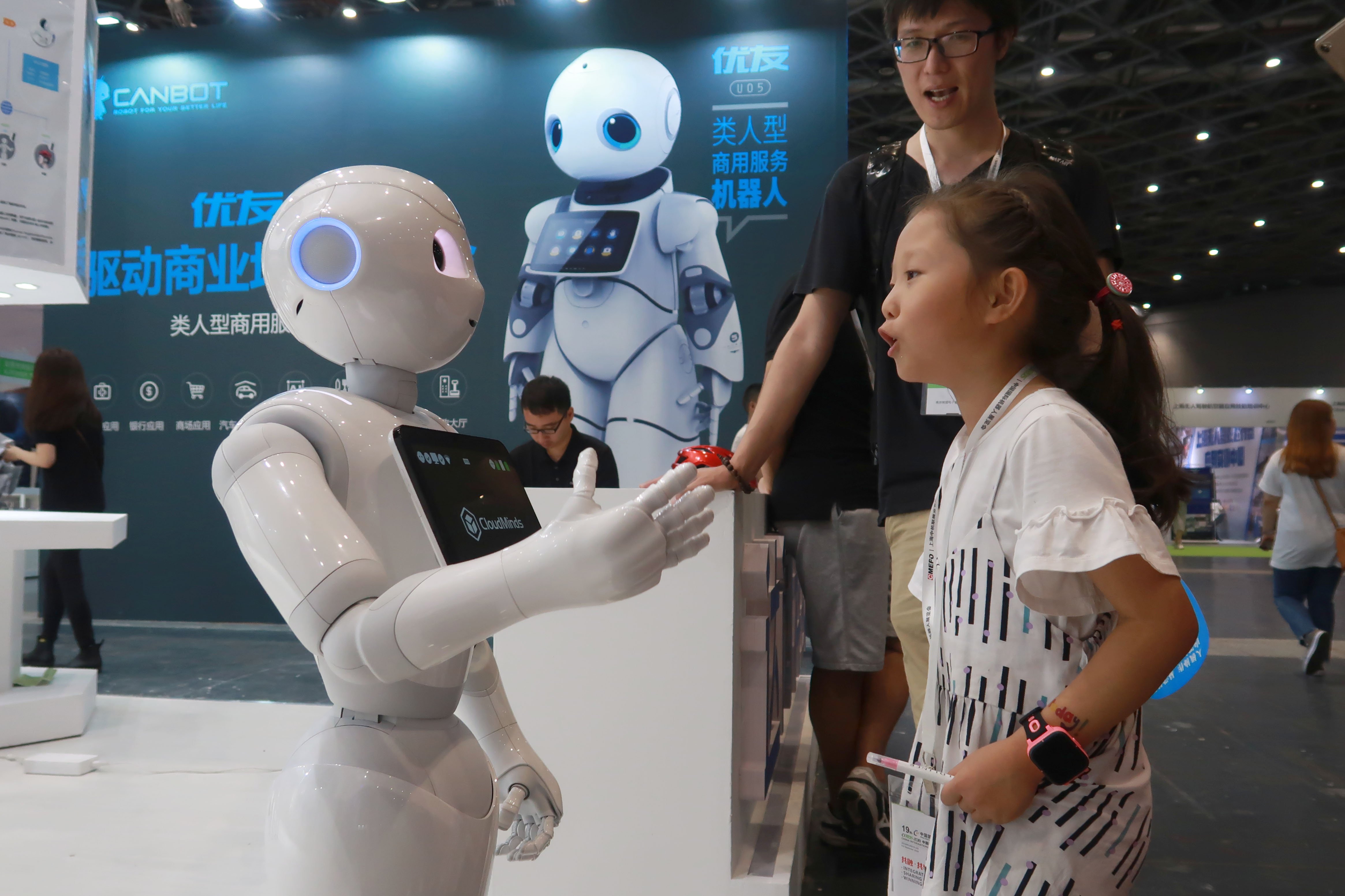 Robot show. Робот. Робот с искусственным интеллектом. Современные роботы с искусственным интеллектом. Высокотехнологичный робот.