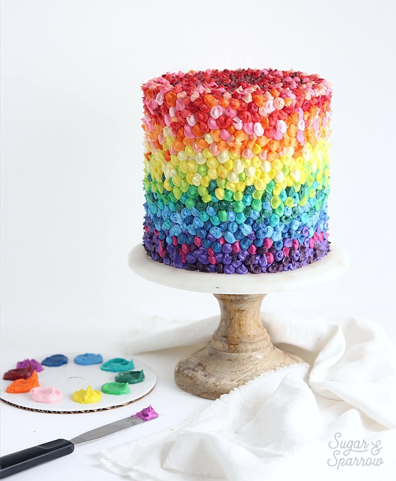 Как украсить цветной. Торт разноцветный. Разноцветный кремовый торт. Декор торта мазками. Торт «Радуга».
