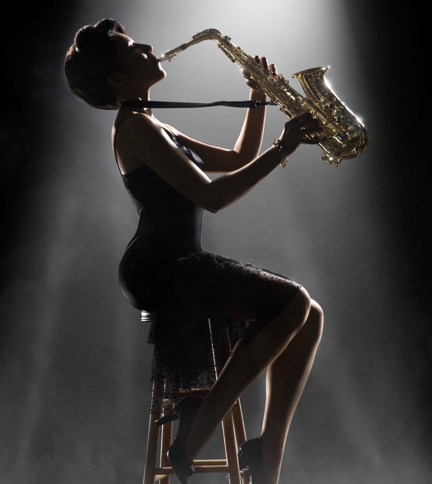 Женщина на саксофоне. Женщина с саксофоном. Джаз девушки. Саксофон джаз. Фотосессия с саксофоном.