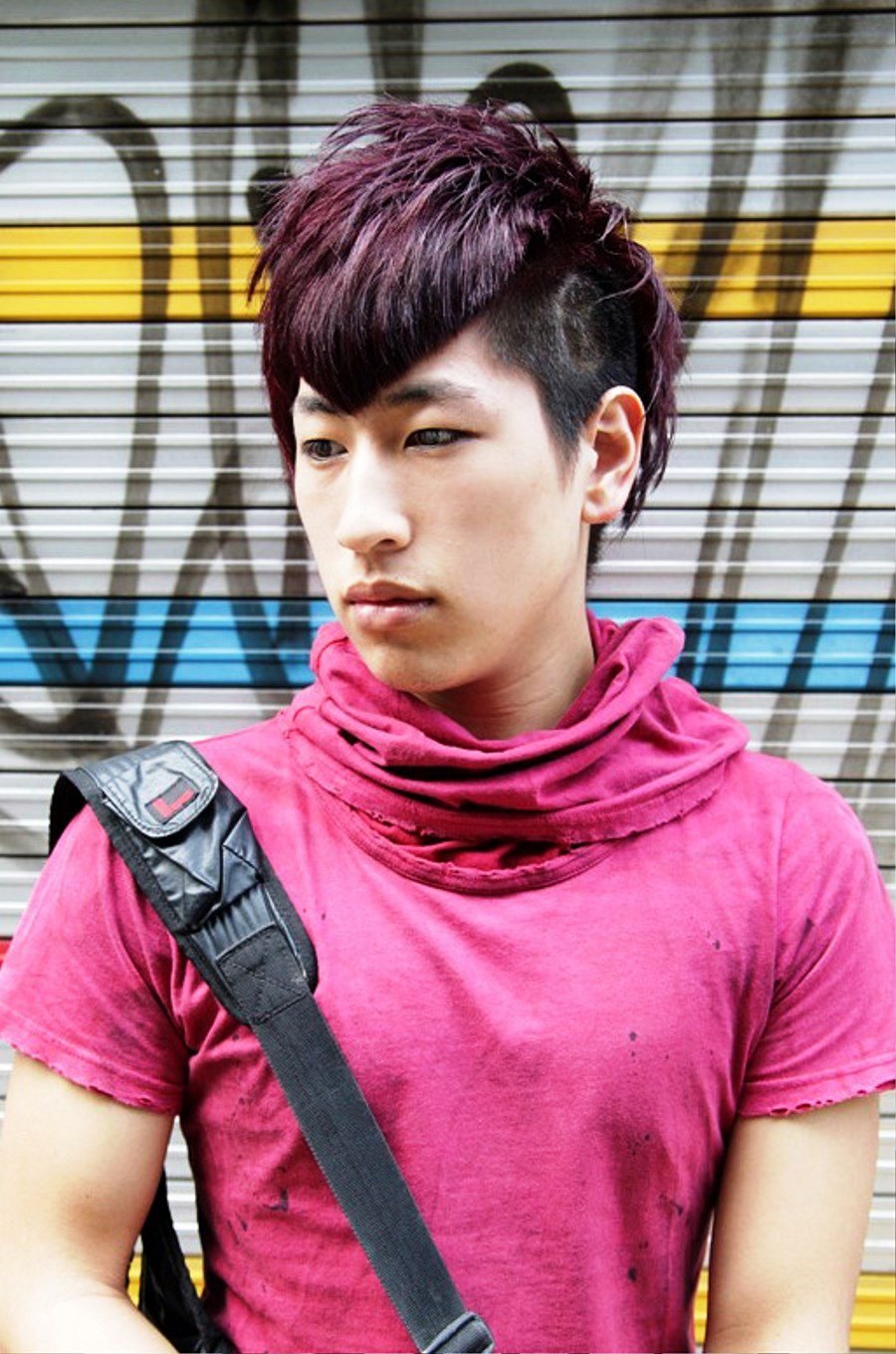 Корейские волосы мужские. Азиатские прически мужские. Стрижки для азиатов. Корейские стрижки мужские. Корейские причёски для парней.