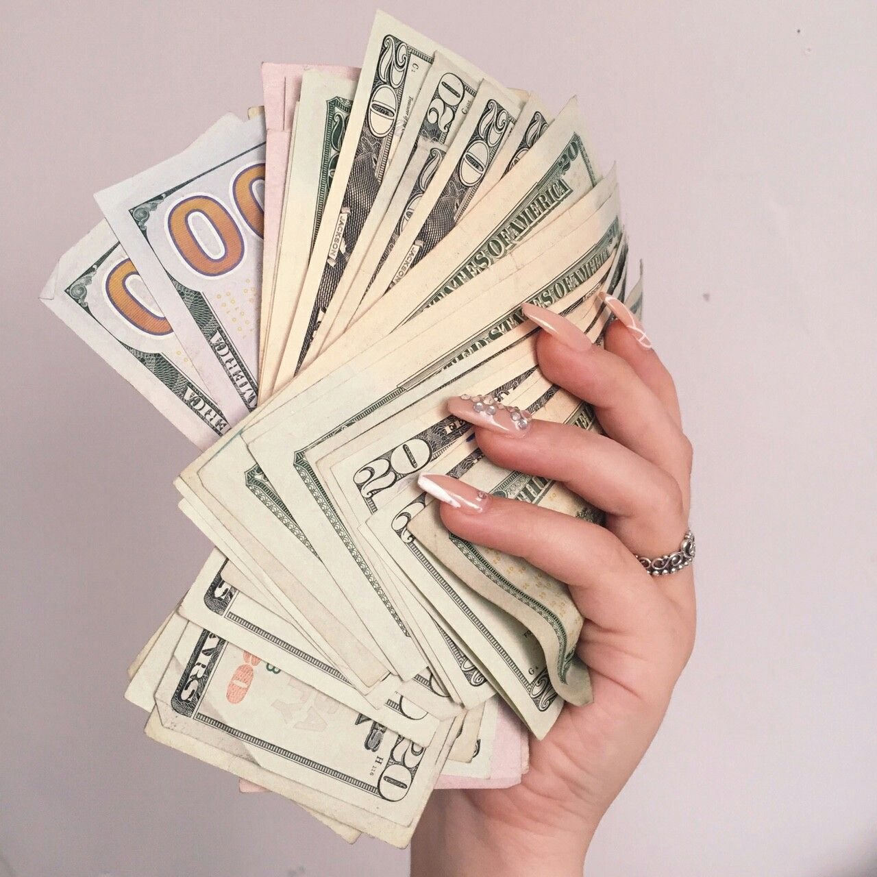 Подарю много денег. Деньги в руках. Деньги в руках девушки. Доллары в руках девушки. Деньги в руках Эстетика.