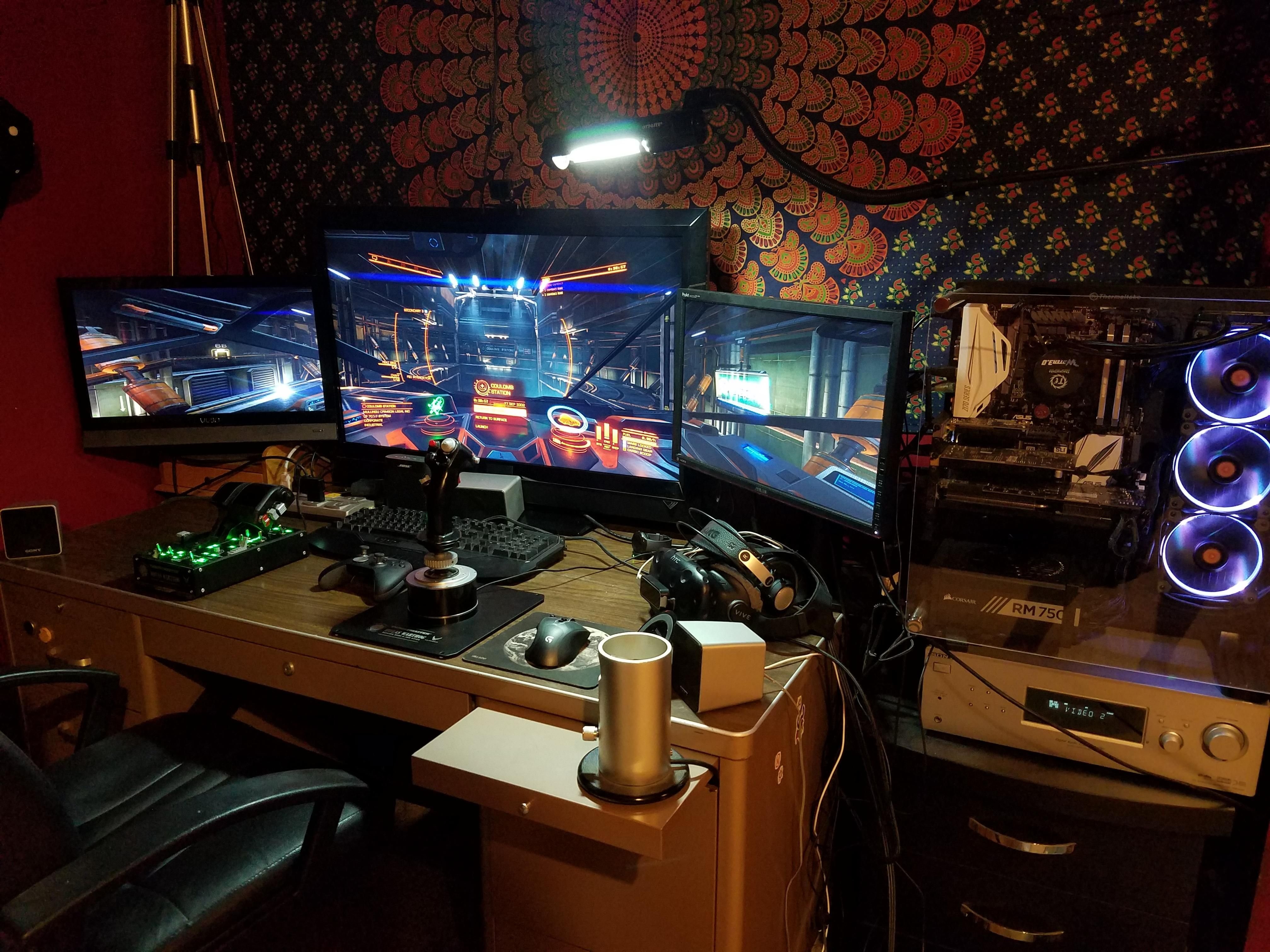 My gaming pc. Компьютерная комната. Игровая комната компьютерная. Игровая комната геймерская. Игровой компьютер.