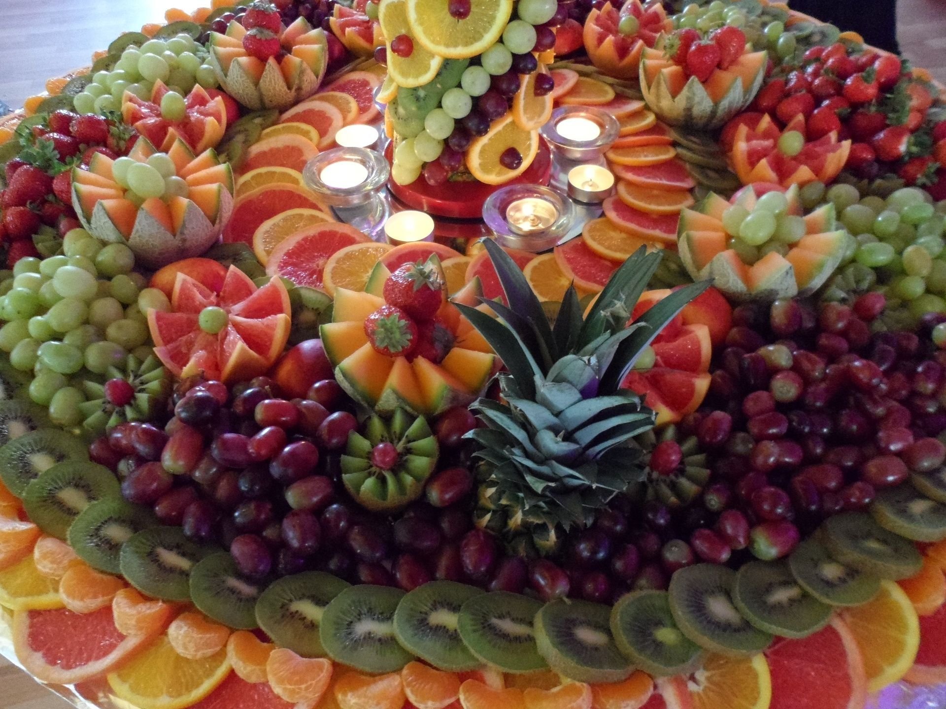 Красиво разложить фрукты. Красиво нарезать фрукты. Фруктовая тарелка. Украшение из фруктов на стол. Украшения фруктовой нарезки.