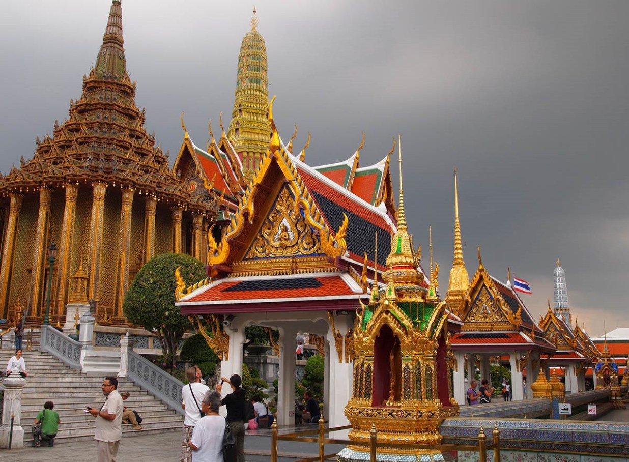 Бангкок рф. Храм изумрудного Будды в Бангкоке. Королевский дворец и храм изумрудного Будды (г. Бангкок). Таиланд достопримечательности храм изумрудного Будды. Храм ват Тай Тайланд.