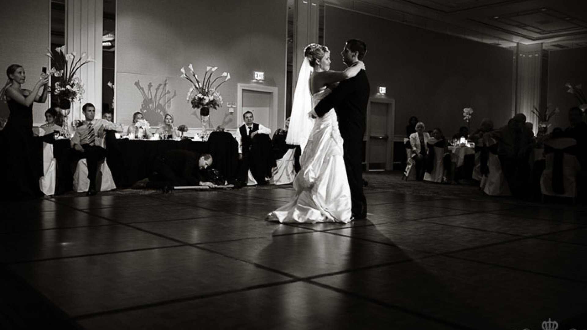 Другой белый танец. Свадебный танец. Свадьба в черно белом стиле. Свадебный танец жениха и невесты. Танго на свадьбе.