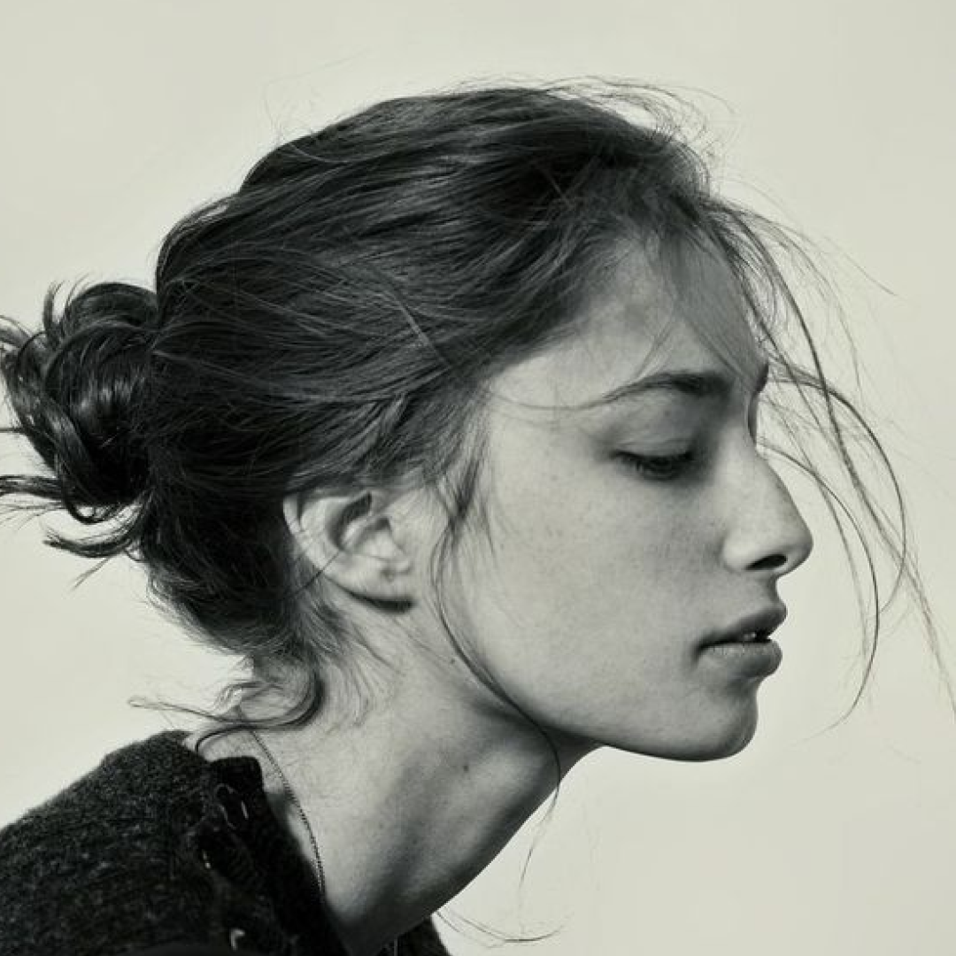 Alexandra Agoston профиль лица. Профиль лица. Лицо набок