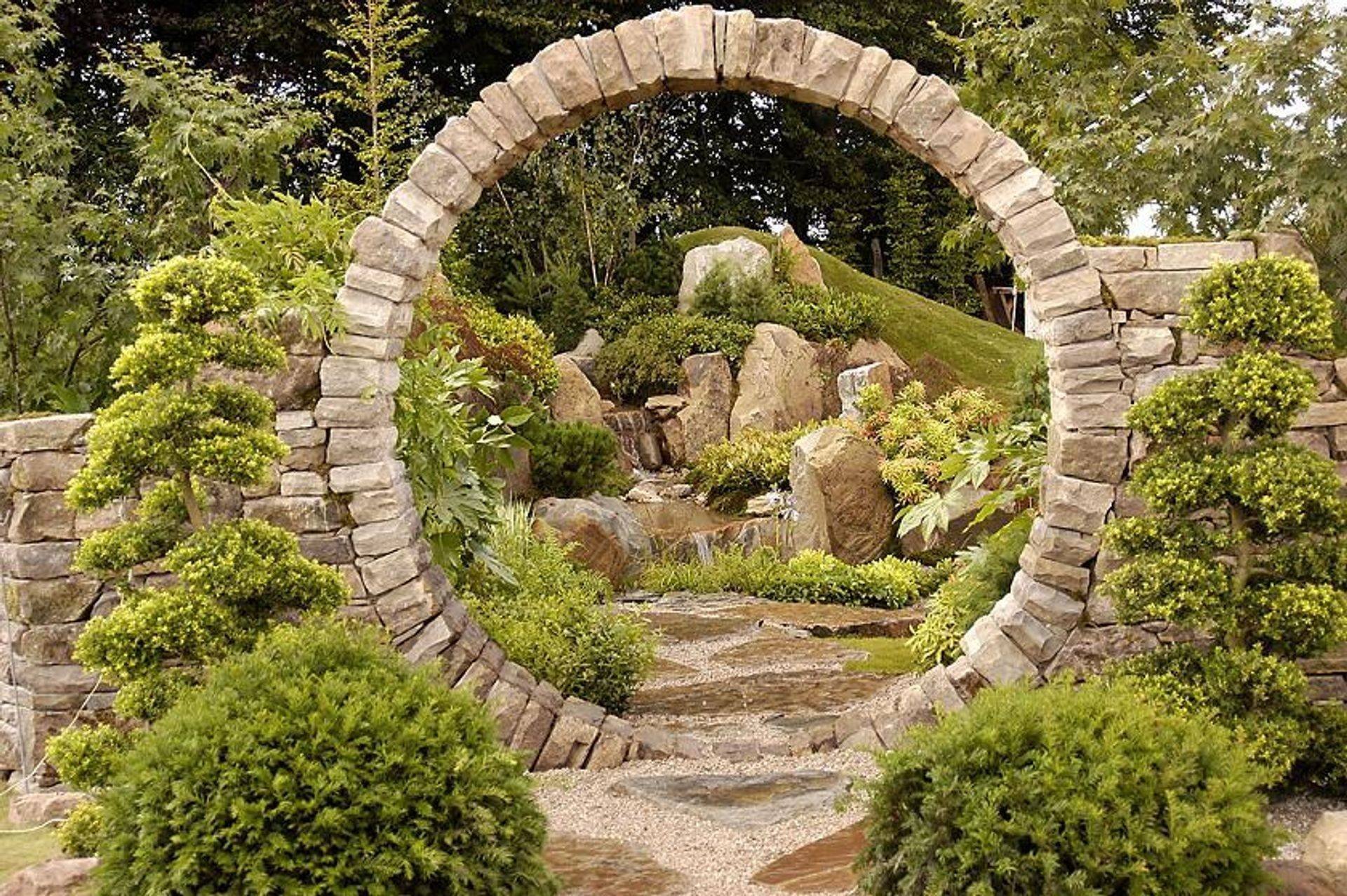 Дерево полукругом. Каменная арка в Геншине. Арка сад Шеманская. Каменные ступеньки в японском саду. Арка в садовом ландшафте.