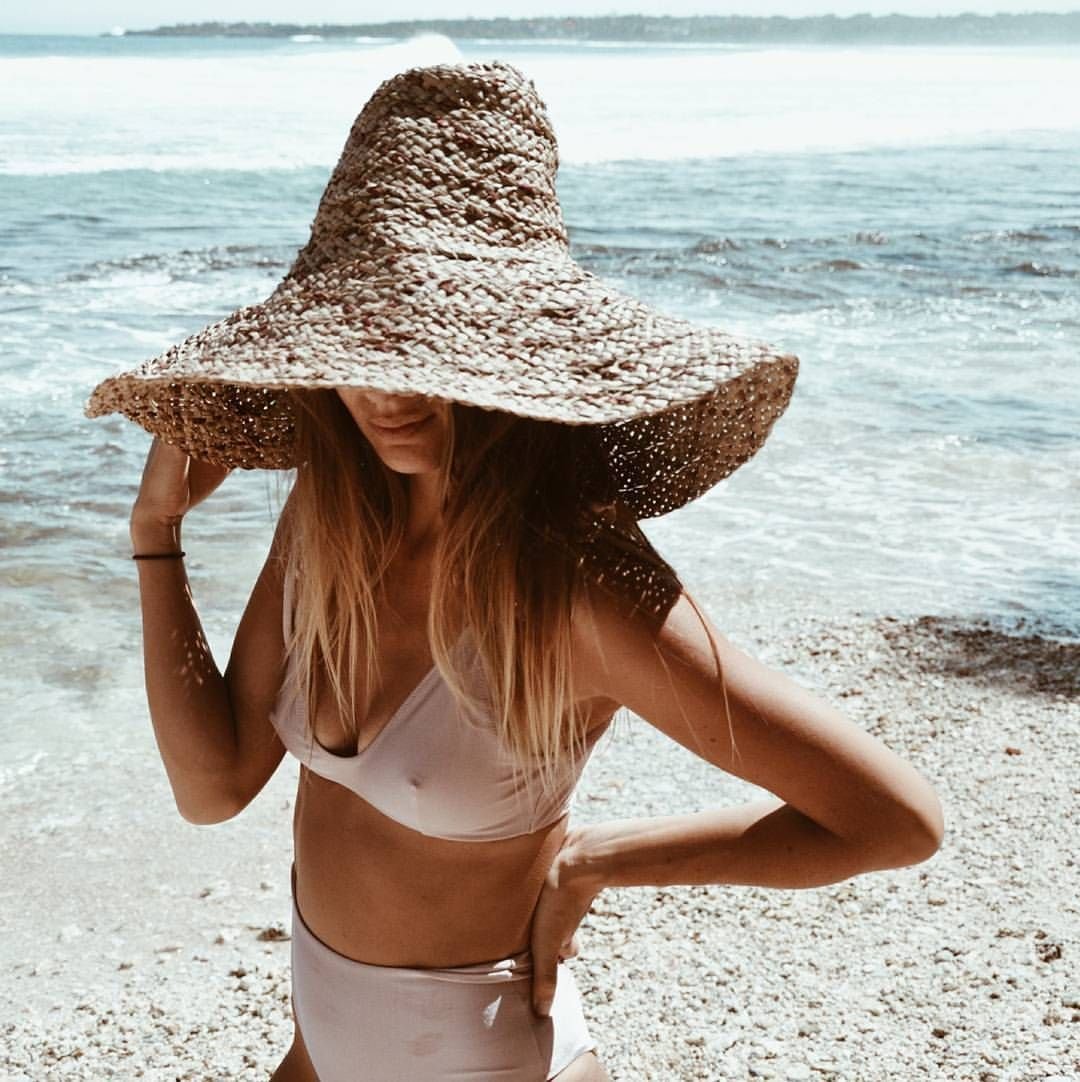 Шляпа на пляже. Шляпа для пляжа. Фотосессия в соломенной шляпе. Девушка в шляпе на пляже. Шляпка пляжная.