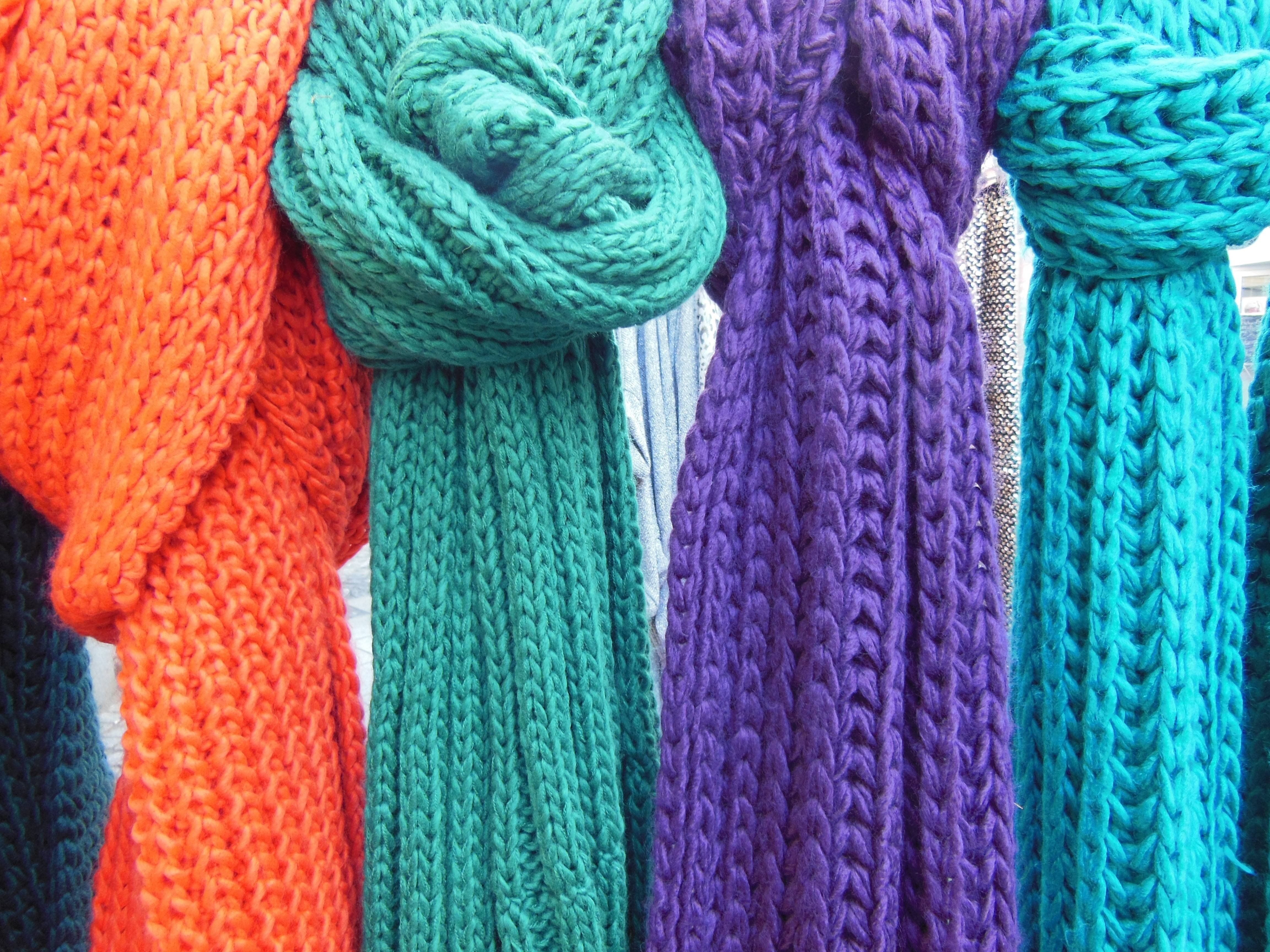 Материал шарфа. Вязаные шарфы. Яркий вязаный шарф. Шарфик спицами. Трикотажный шарф.