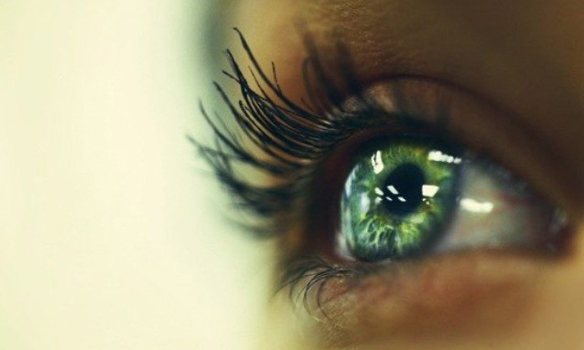 Зелёные глаза. Самая прекрасная часть тела влюбленные глаза. Зеленый глаз со слезой. Влюбленные глаза крупным планом.