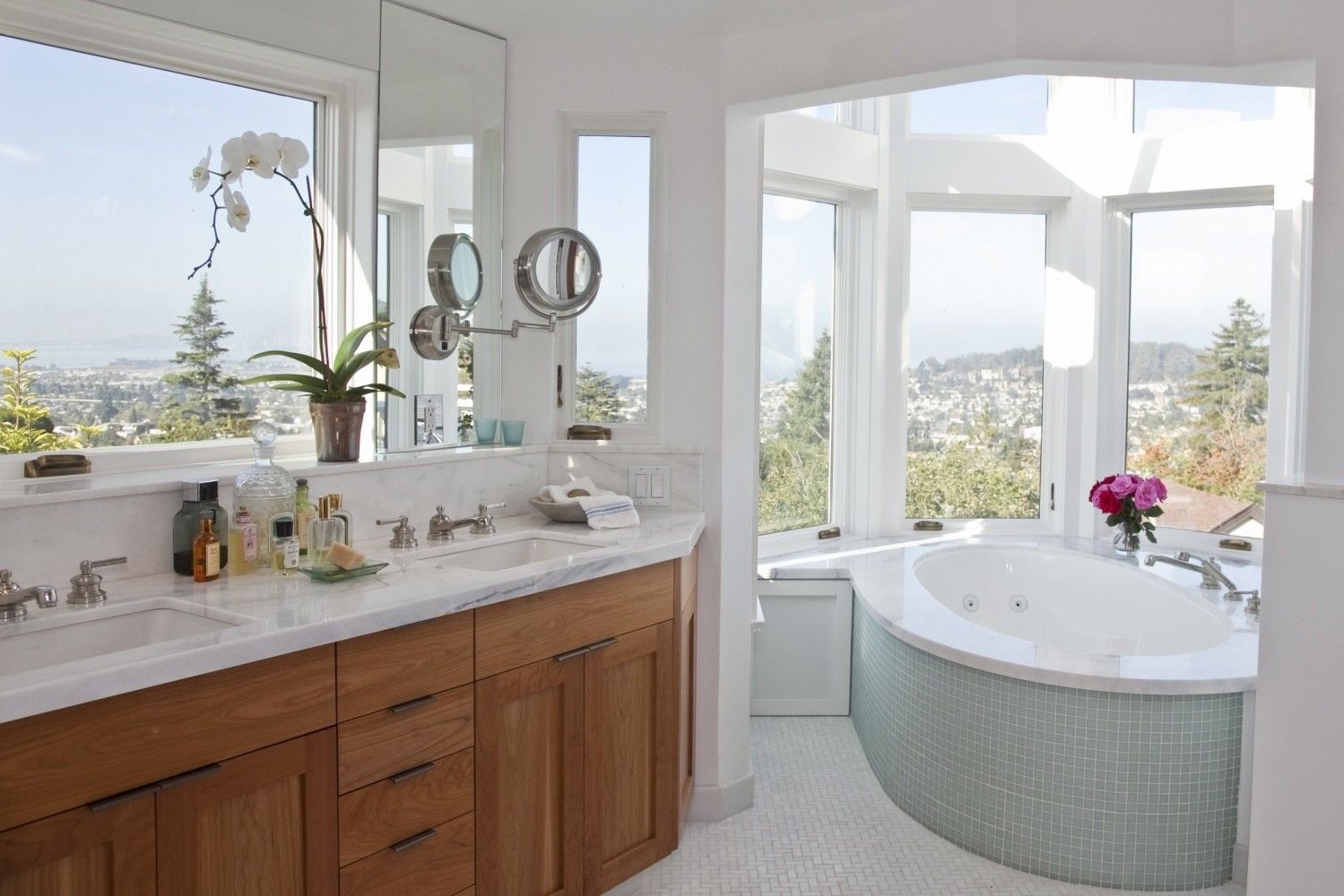 Ванна с большим окном. Интерьер ванной с окном. Шикарная ванная комната. Красивая ванна с окном. Окно в ванной комнате в частном.