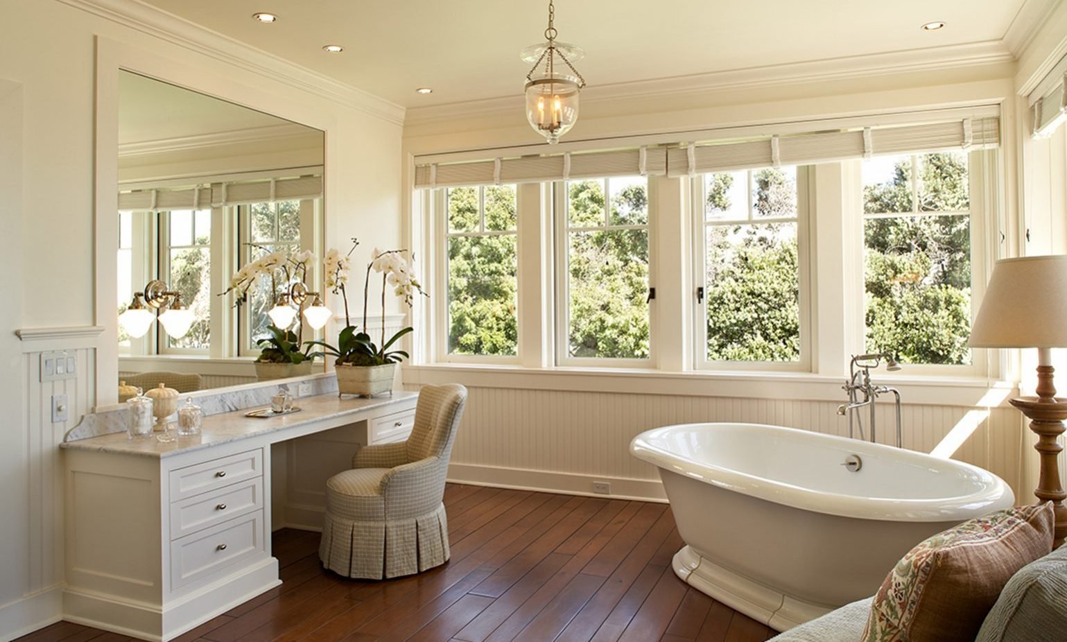 Ванна с большим окном. Ванная комната с окном. Уютная ванная с окном. Ванная с окном в частном доме. Большая ванная с окном.