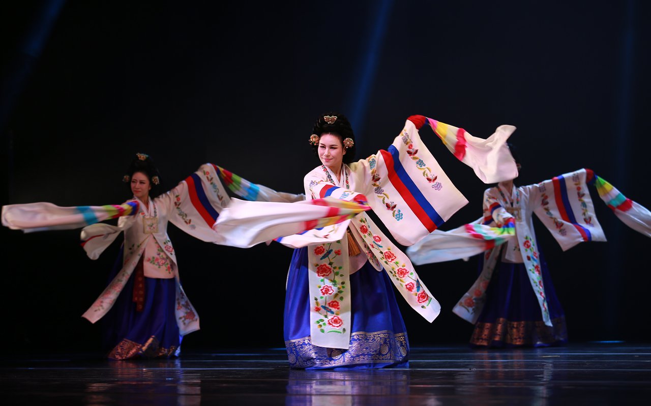 Корейский танец песня. Чонджэму танец. Корейский танец Муго. Корейские народные танцы. Корейские традиционные танцы.