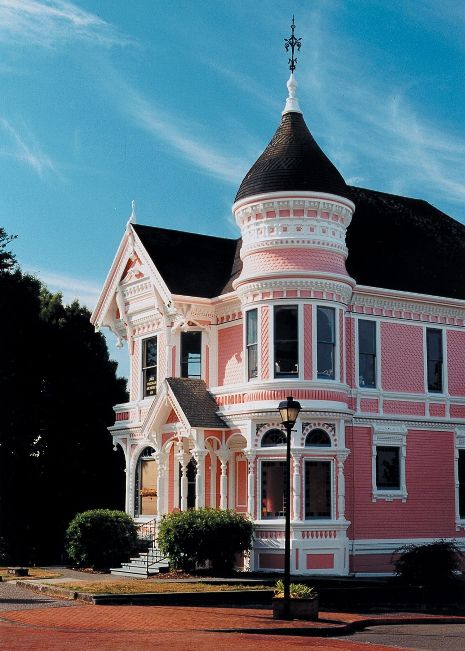 Фото розового дома. Викториан Пинк Хаус. Коттедж с башенкой в викторианском стиле. Розовый дом. Здания в стиле Барокко.