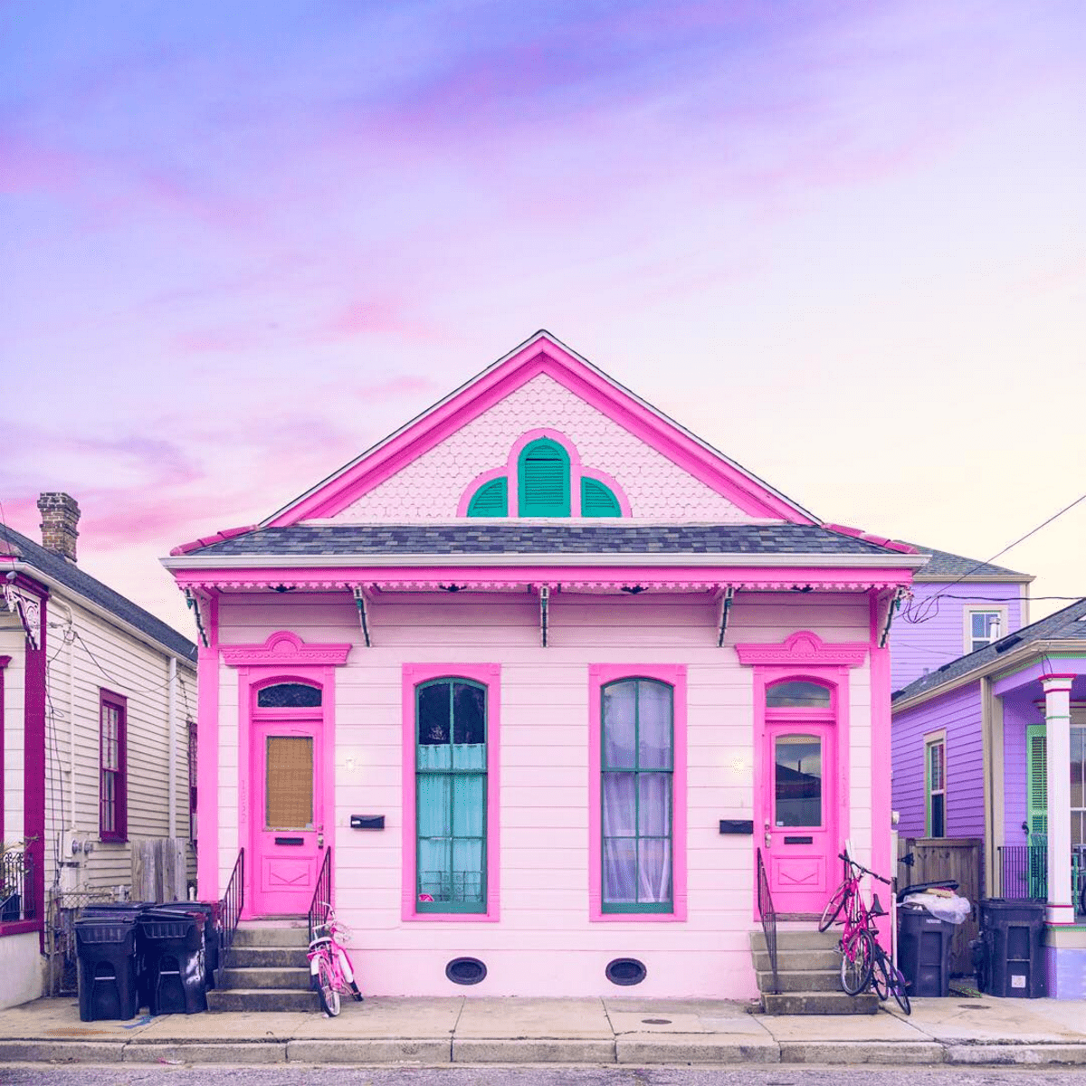 Дом с цветами розовый. Пинк Хаус дом. Розовый дом. Розовый домик. Розово голубой домик.