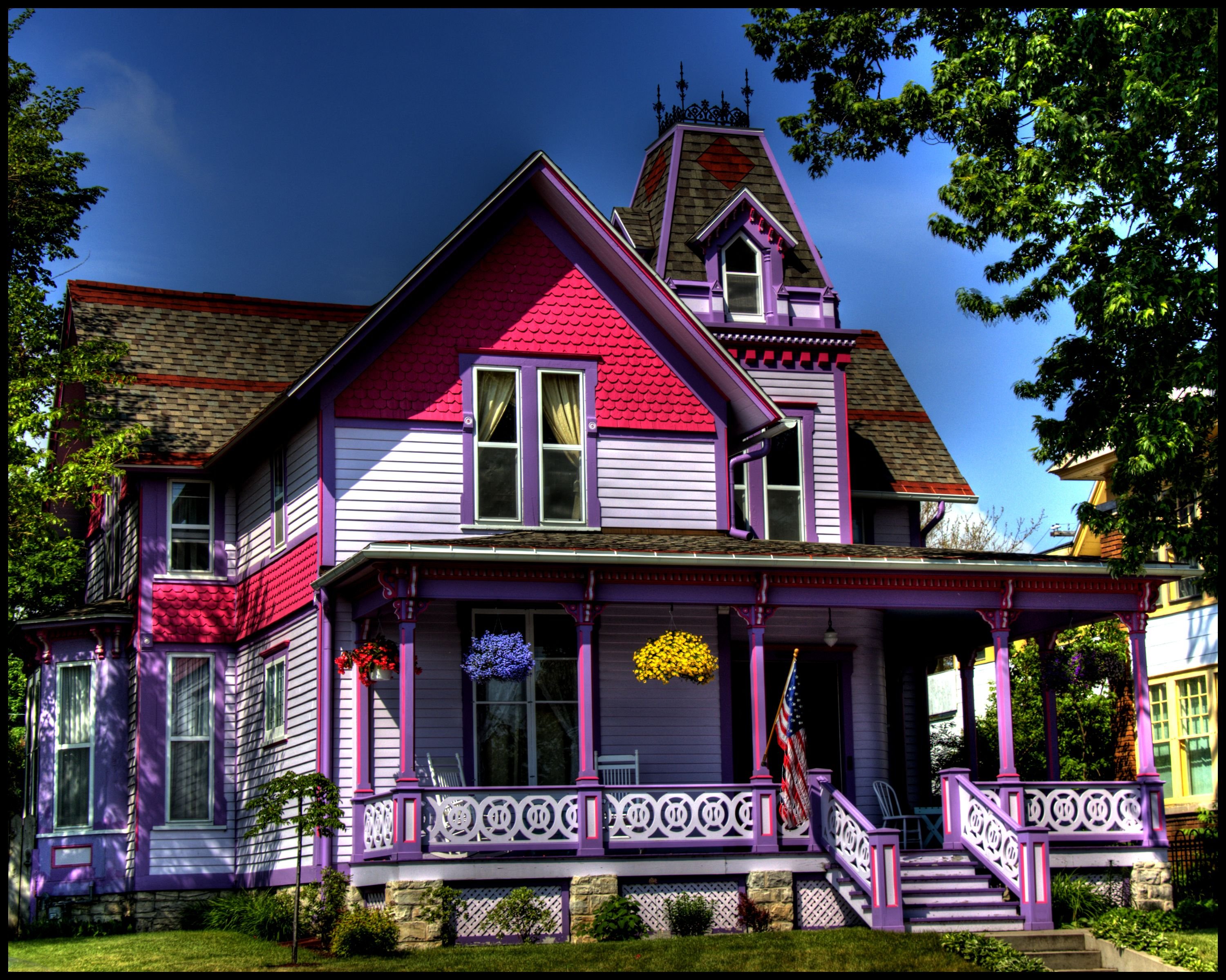 Красивые розовые дома. Ашленд Орегон розовый дворец. Розовый домик. Дом розового цвета. Розовый деревянный дом.