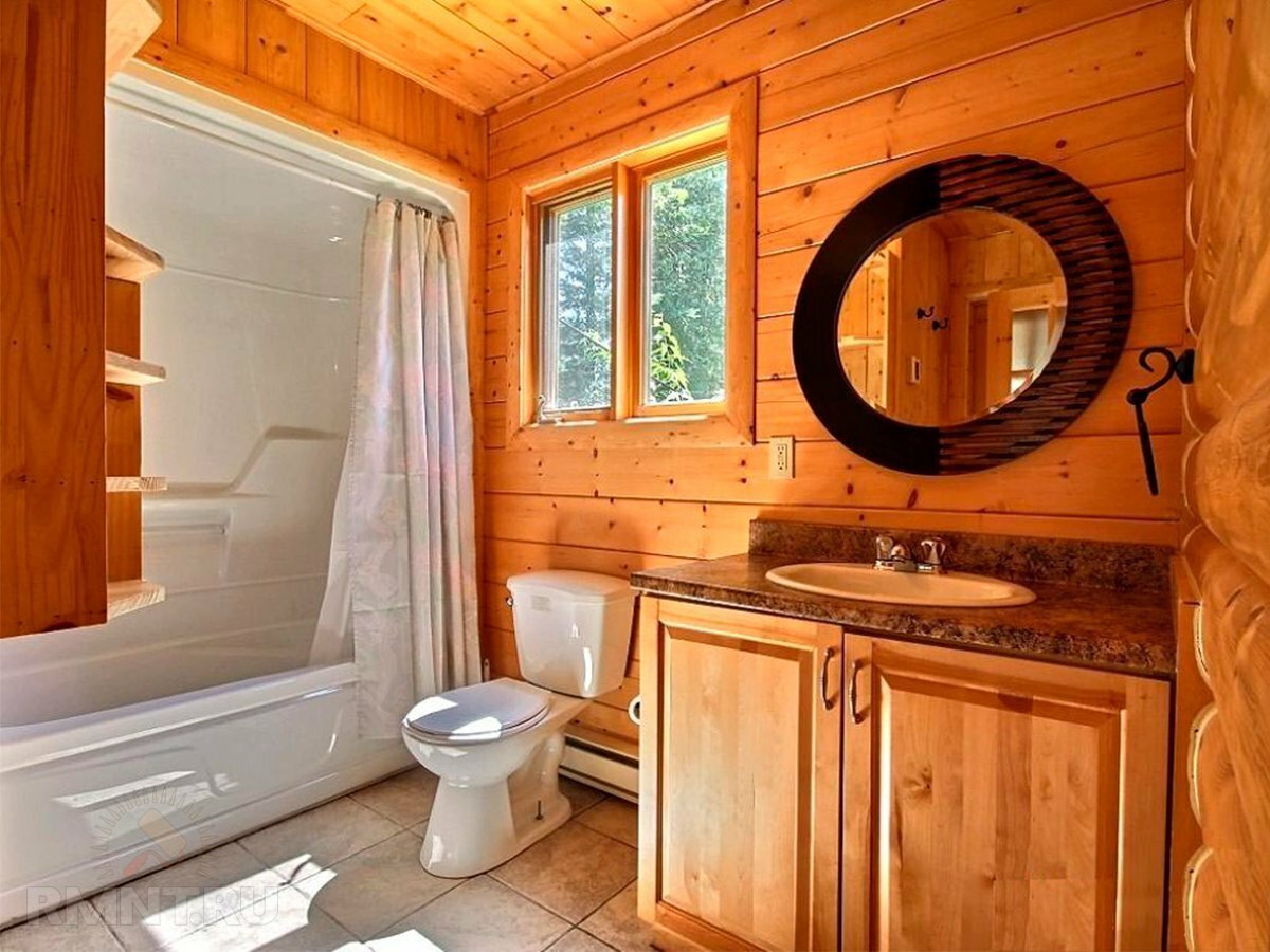 Отделка деревянной комнаты. Ванная комната в деревянном доме. Ваееая в деревянном доме. Санузел в деревянном доме. Ванная комната на даче.