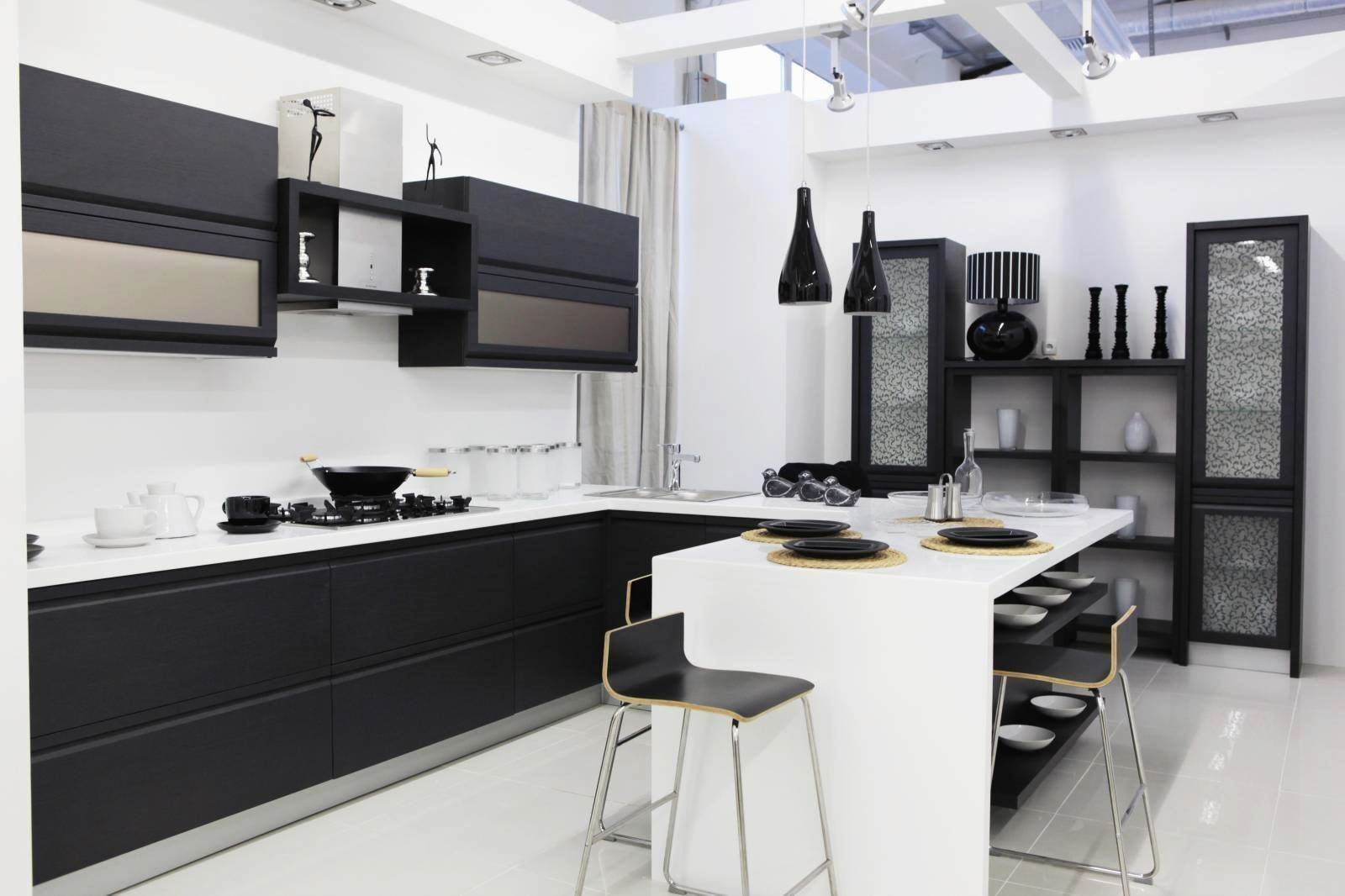 Кухня в черных тонах. Бело черная кухня. Черный кухонный гарнитур. Черно белая стильная кухня. Черно-белые кухни в интерьере.