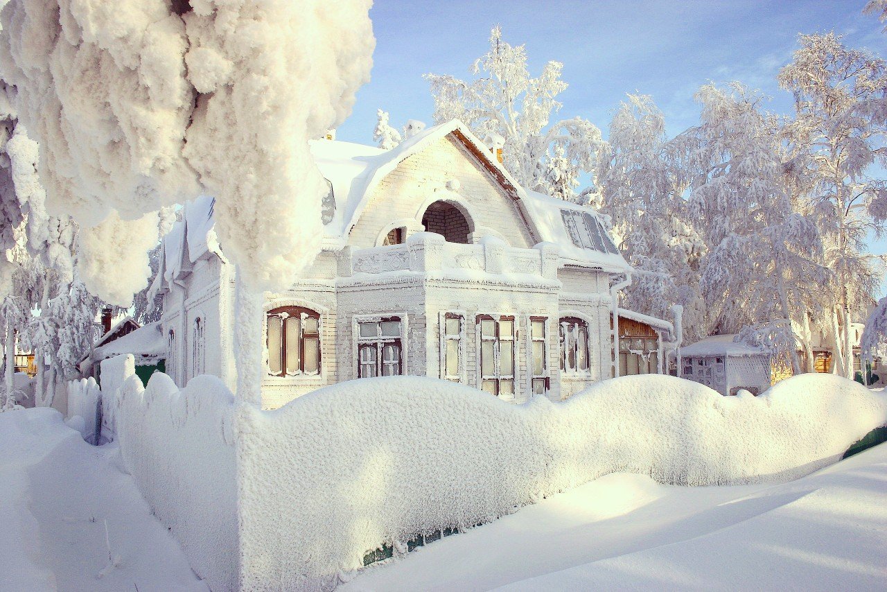 Снежка домики. Заснеженный домик. Дом зимой. Зимний домик. Домик в снегу.
