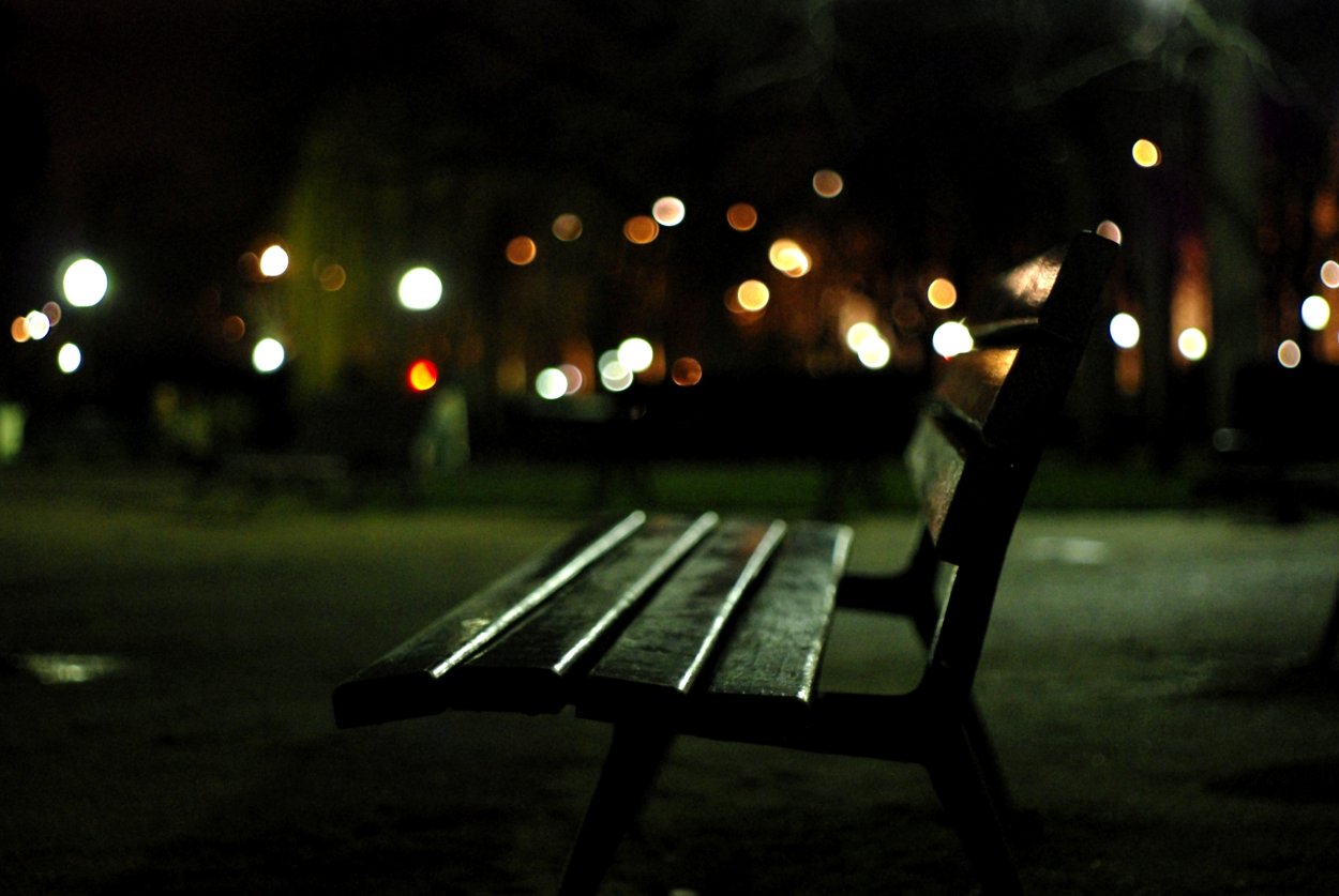 Грустное впечатление. Скамейка в парке ночью. Лавочка в парке ночью. Скамейка в ночном парке. Скамейка вечер.
