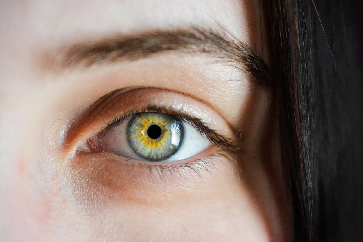 Желто зелено карие глаза