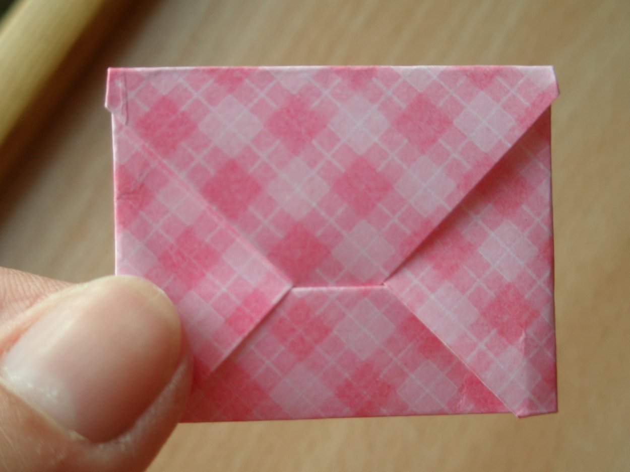 Маленький конверт из бумаги