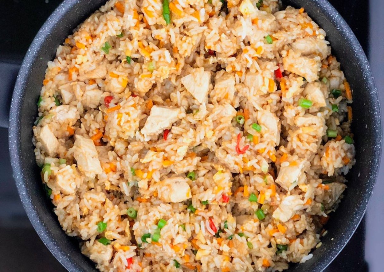 Приготовление риса с курицей. Рис с овощами. Рис с курицей. Рис с овощами и курицей. Жареный рис с курицей.