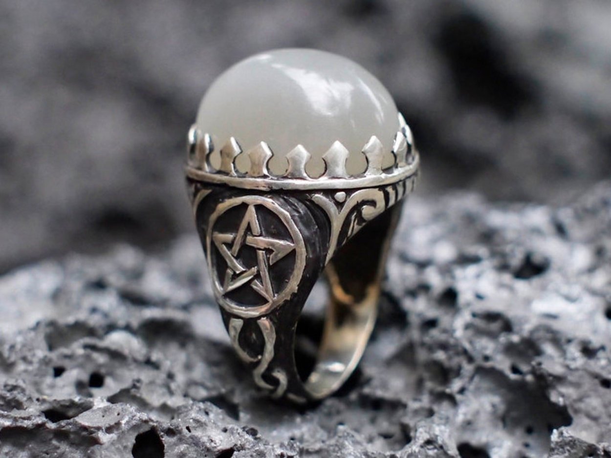 Кольцо ритуалы. Перстень с пентаграммой серебро. Перстень с адуляром. Магический перстень. Кольцо (украшение).
