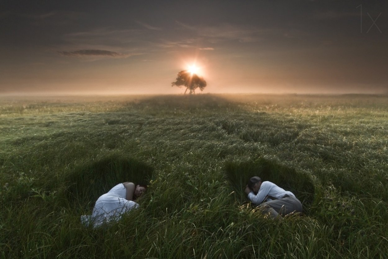На земле осталось 2 человека. Двое лежат на траве. Человек в поле. Люди на Поляне. Двое лежат в поле.
