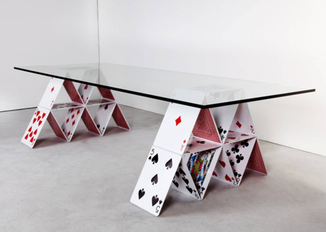 Карточный столик. Необычные столики. Необычные столы. Дизайнерский столик. Стол необычной формы.