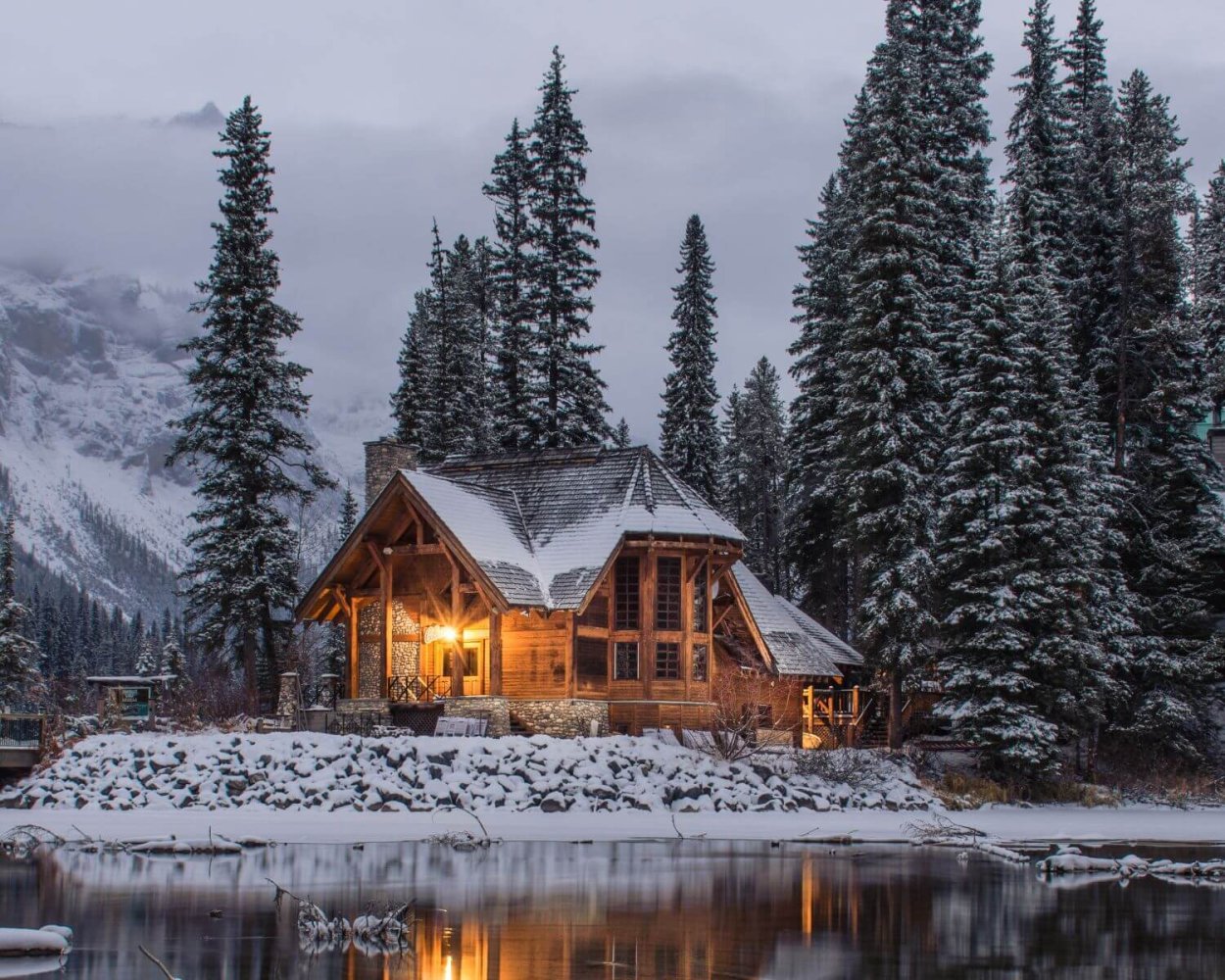 Уютный домик в снегу
