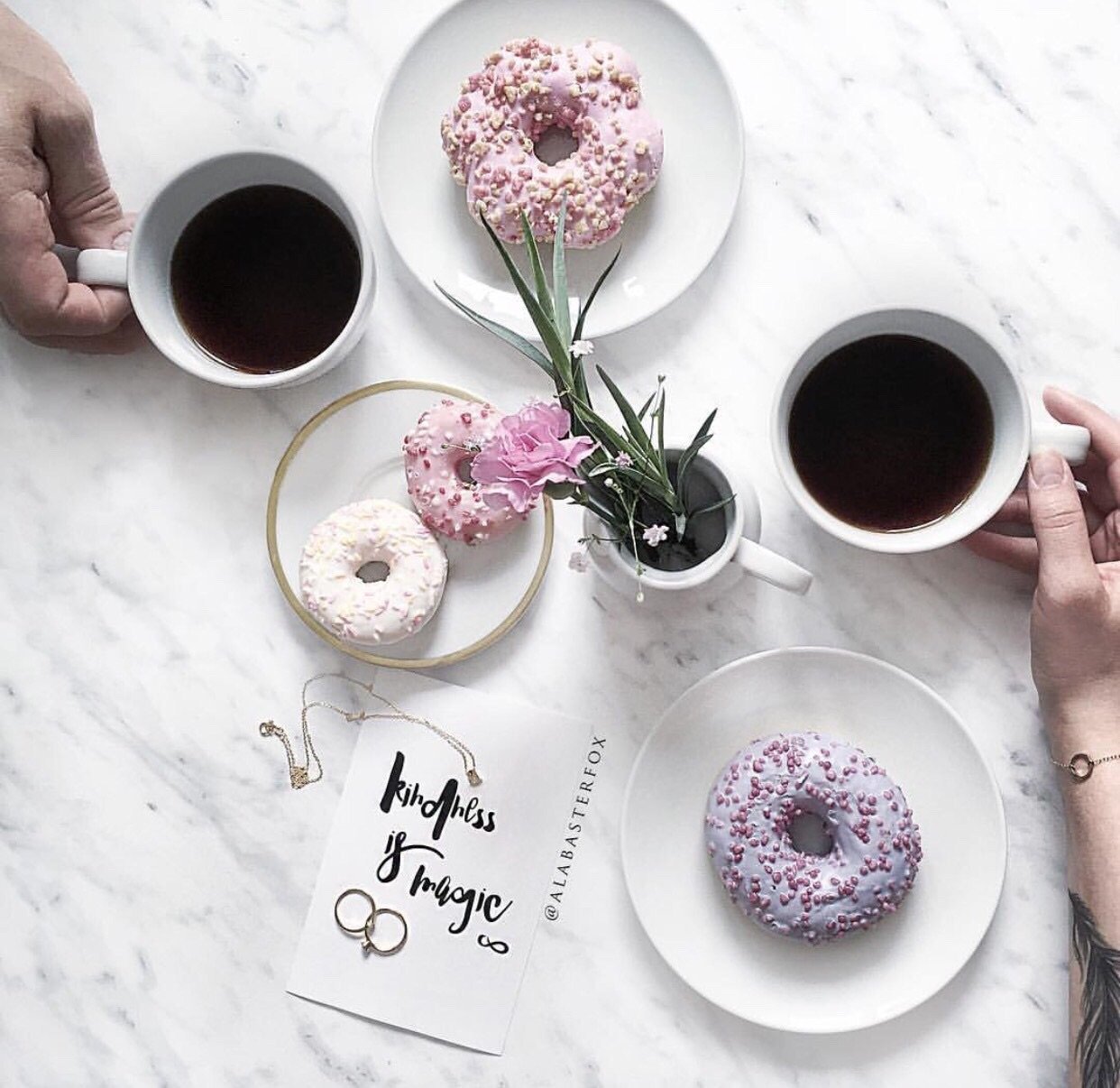 Доброго утра апреля стильные картинки. Кофе и цветы. Утро кофе цветы. Кофе цветы утро стильные. Доброе утро стильные.