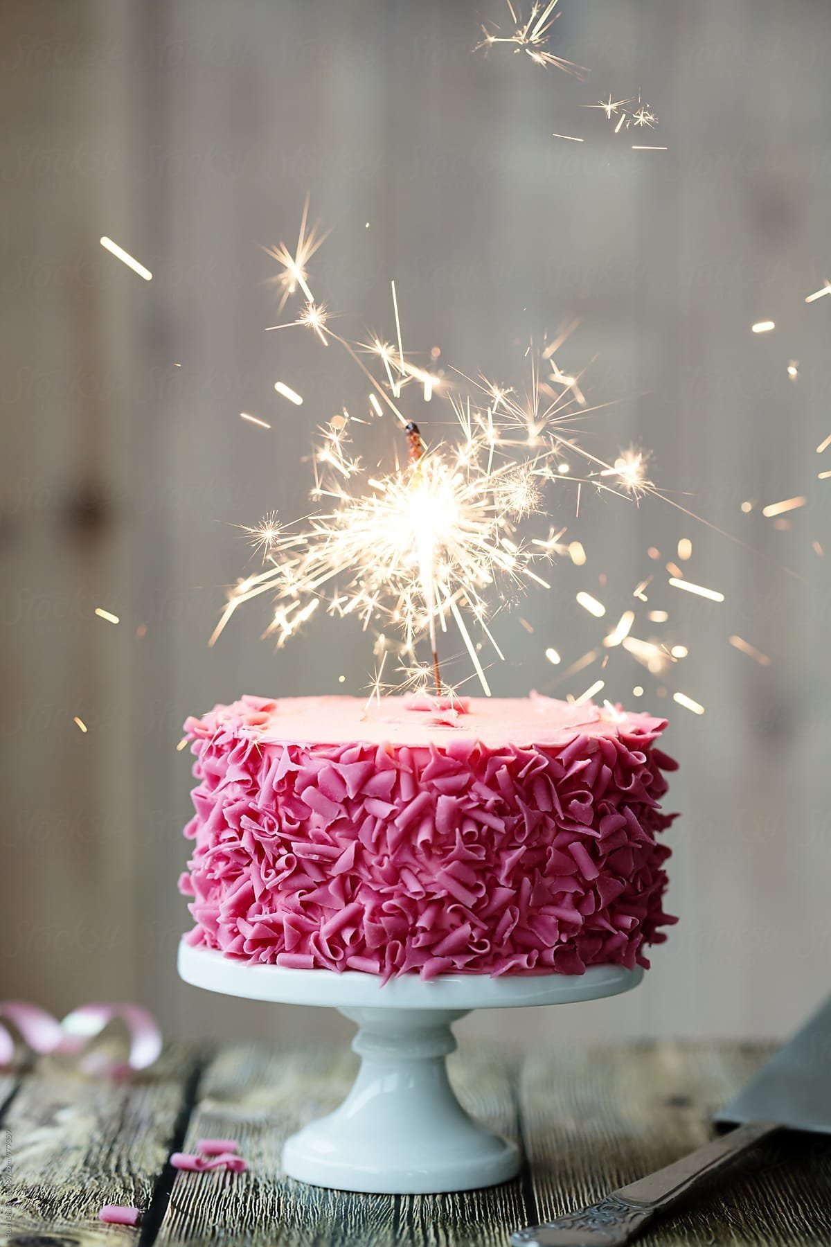 С днем рождения новые необычные. Торт со свечками. Торт с днем рождения!. Стильные тортики на день рождения. С днем рождения стильно.